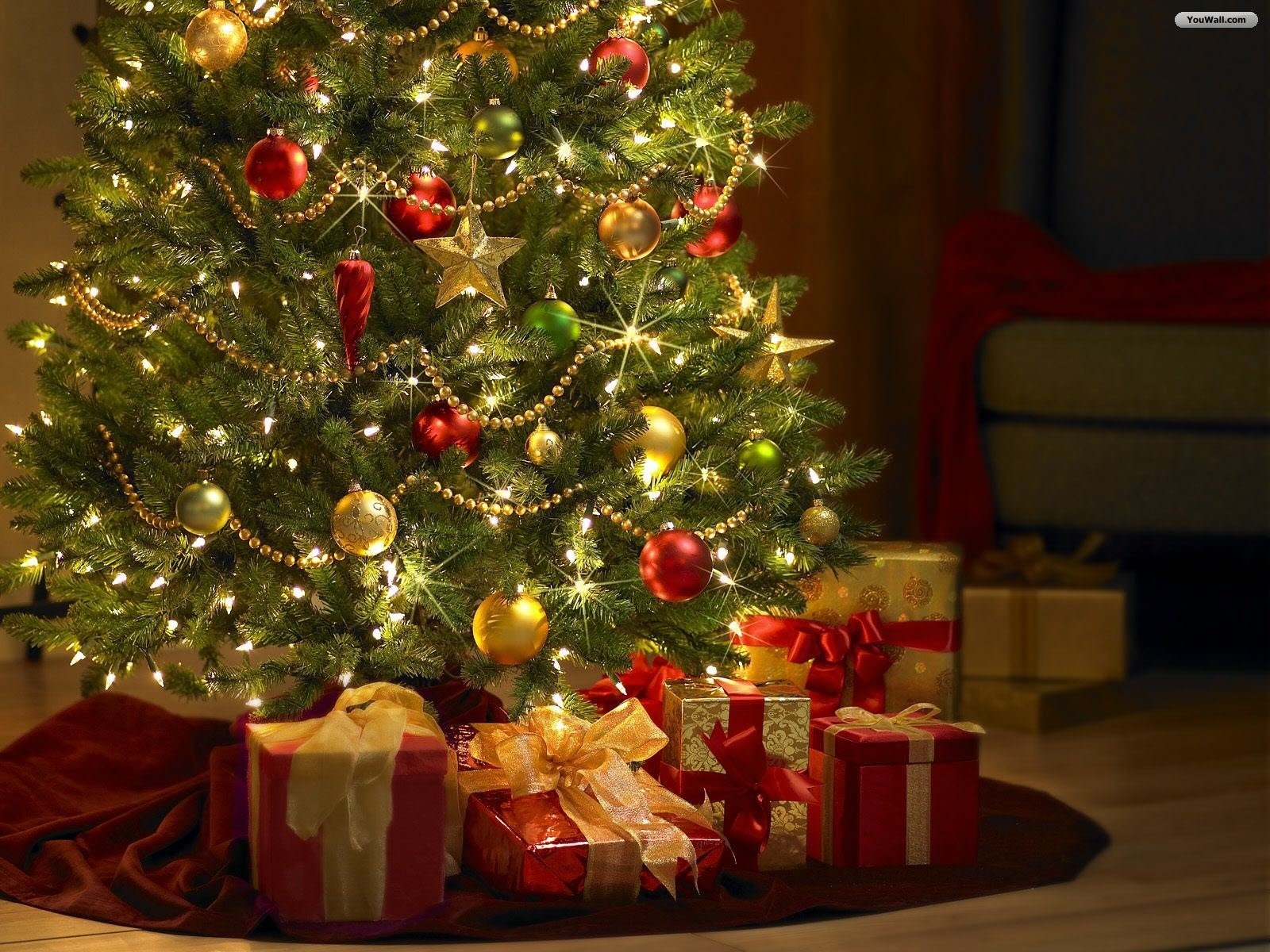 Decorated Christmas Tree with Gifts HD Wallpaper