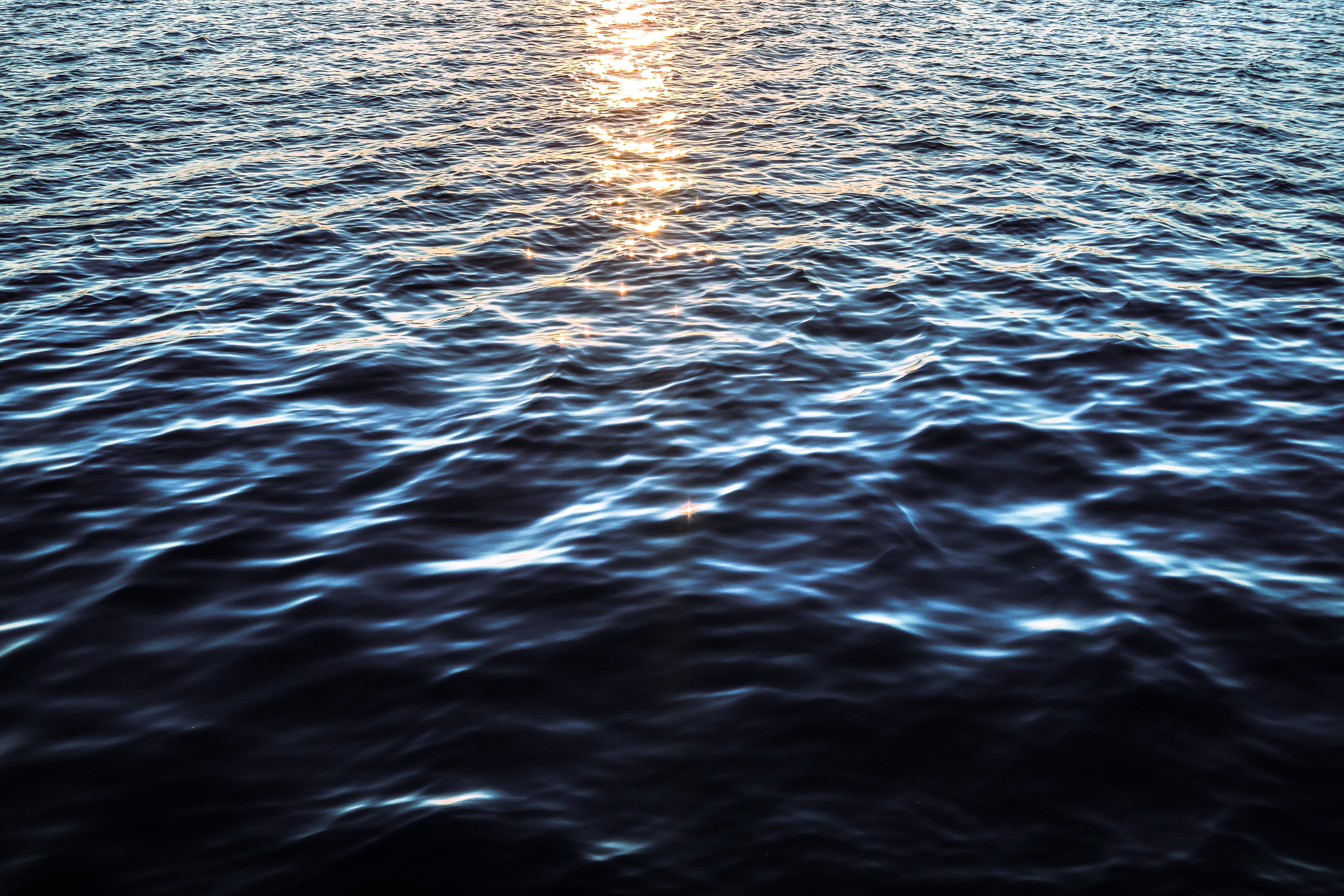 Sunlight reflecting on ocean waves HD Wallpaper
