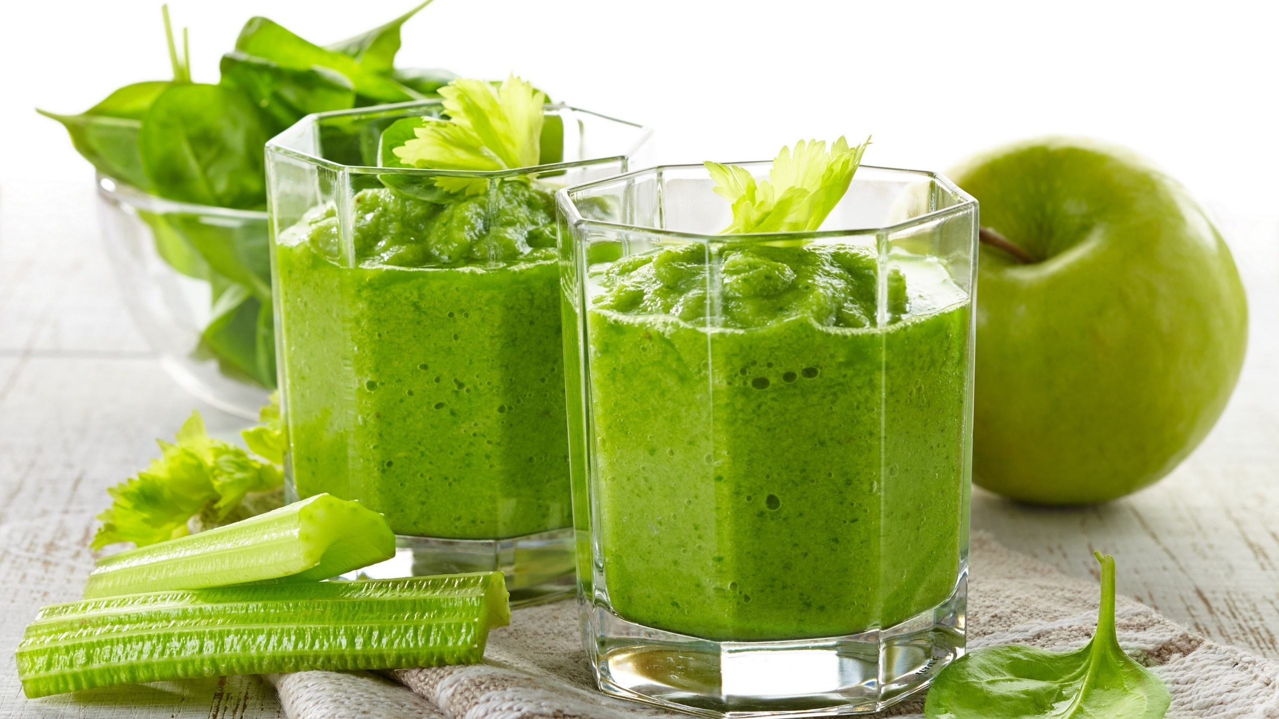 Green apple and spinach smoothie with celery and apple HD Wallpaper