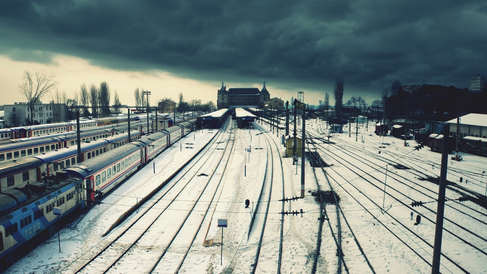 Trains at Haydarpasa Train Station in Istanbul during winter HD Wallpaper