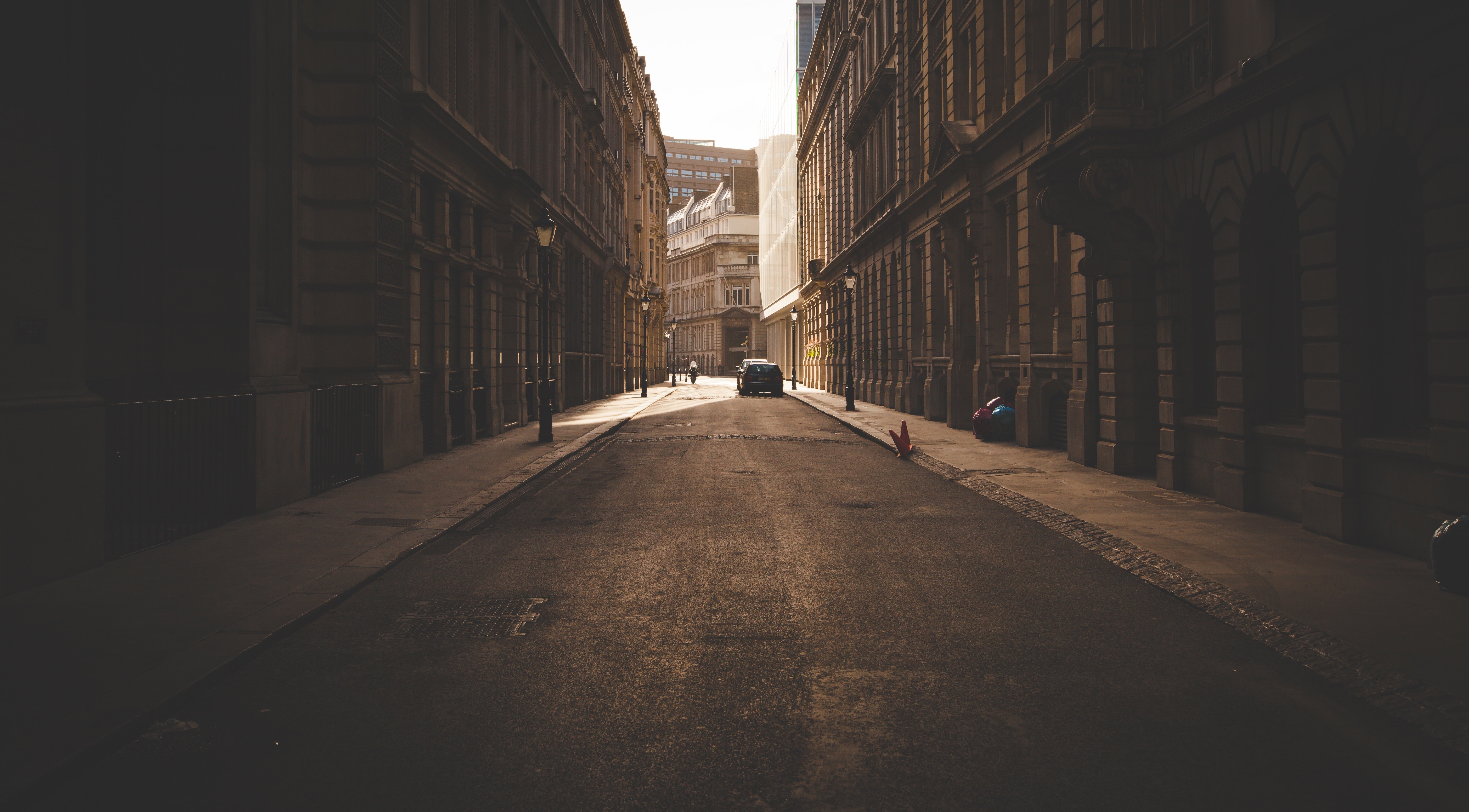 Street with buildings and a car HD Wallpaper