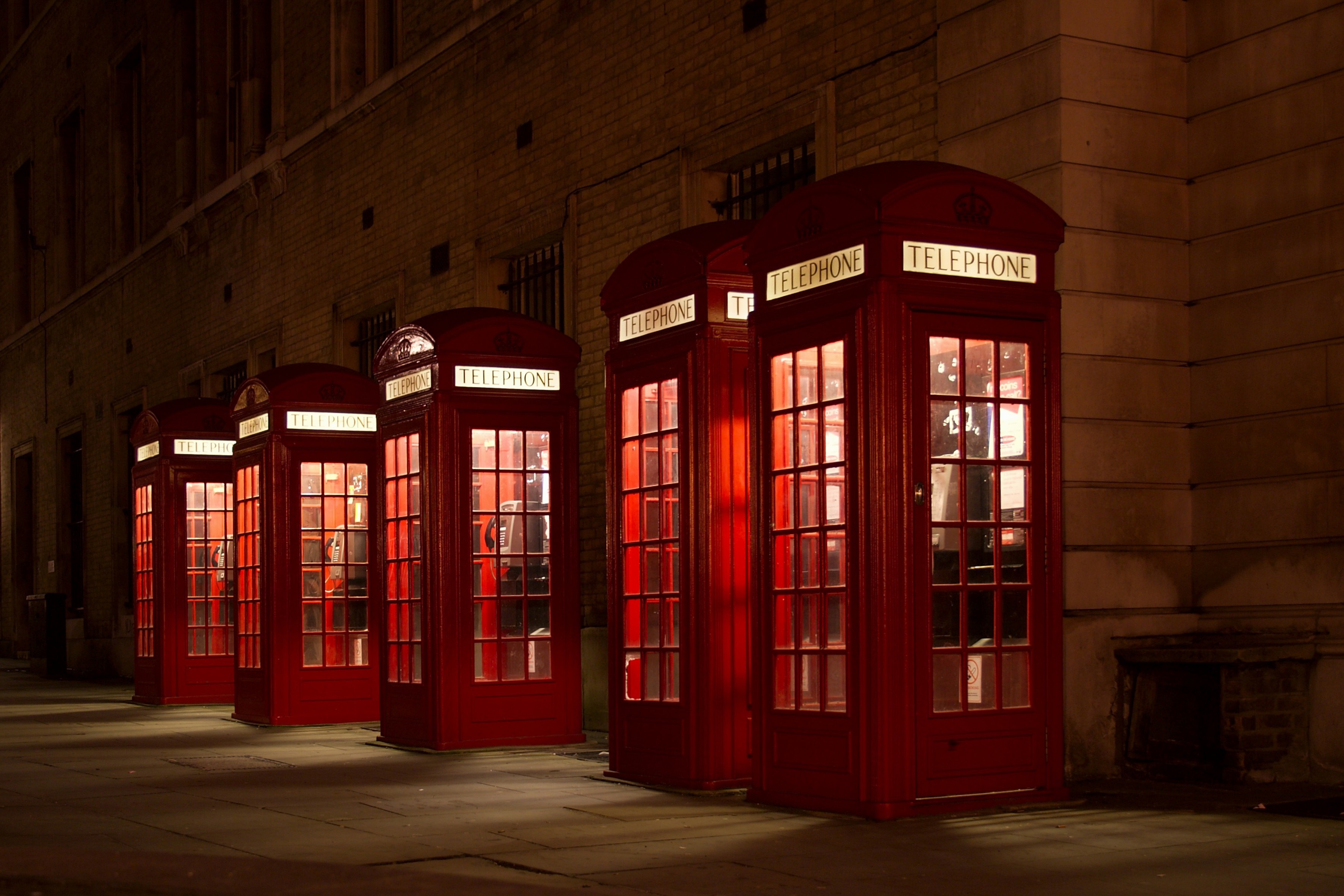 Red telephone boxes at night HD Wallpaper