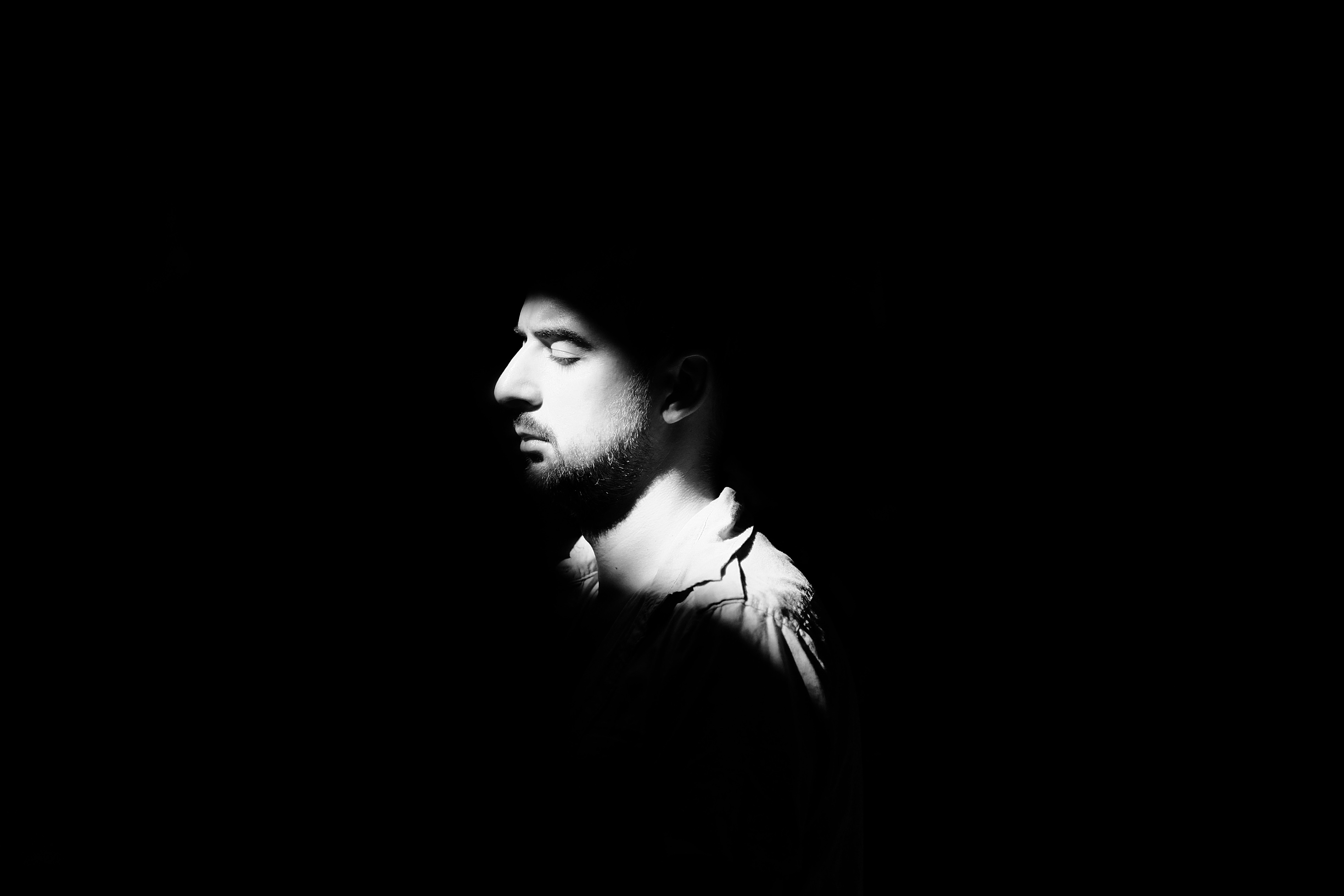 Man in dramatic light and shadow HD Wallpaper