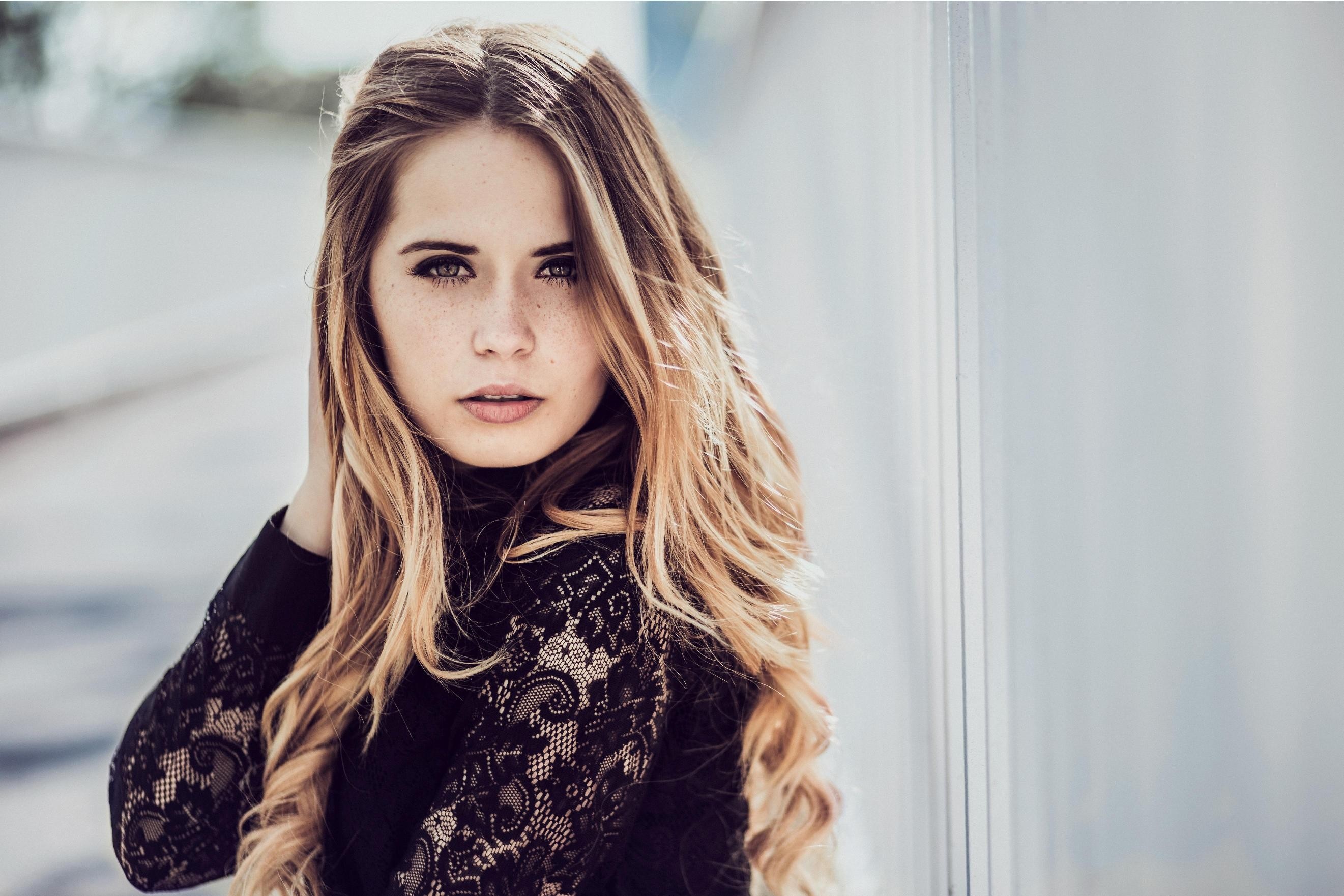 Woman with long blonde hair and freckles HD Wallpaper