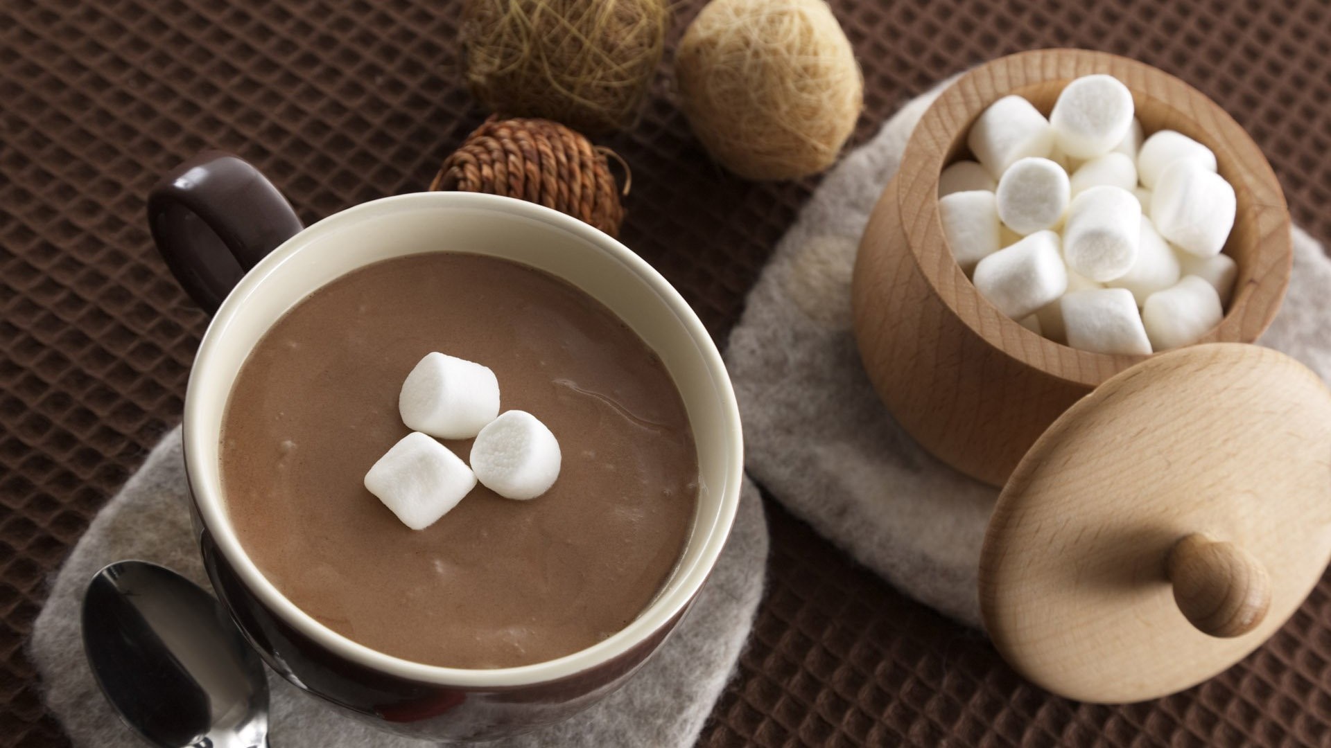 Hot chocolate with marshmallows and a spoon HD Wallpaper