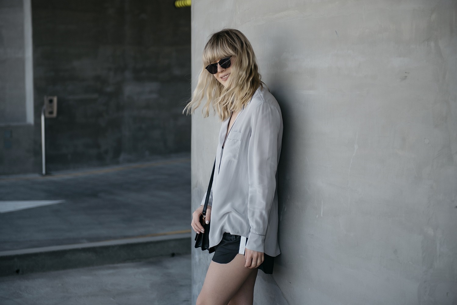 Woman in light gray shirt and black shorts HD Wallpaper