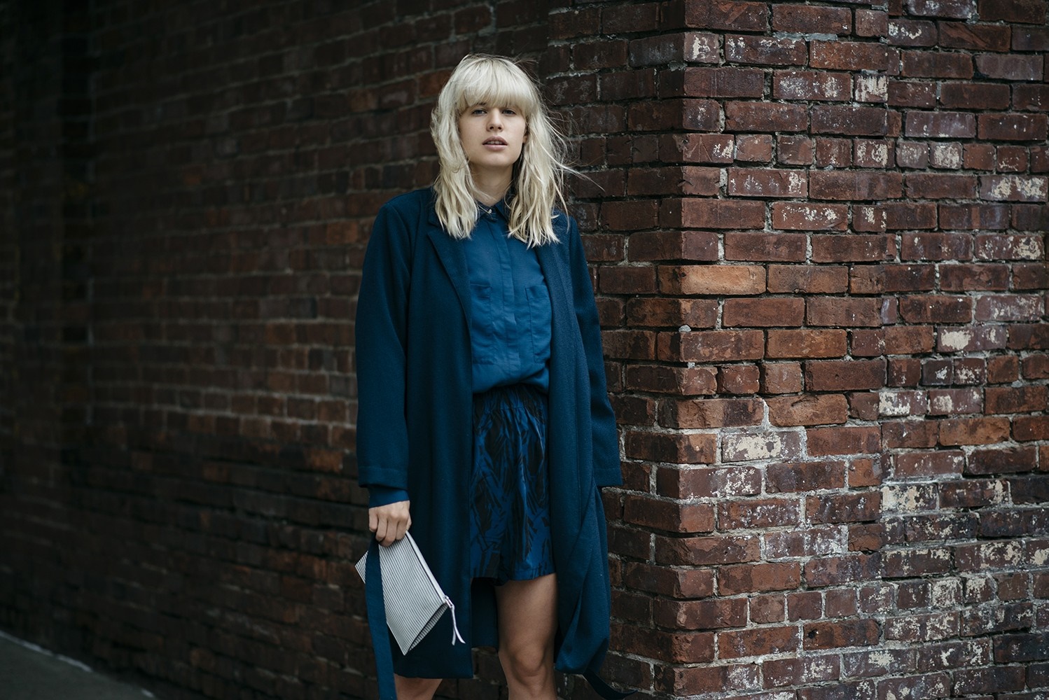 Model Lisa Dengler in blue outfit against brick wall HD Wallpaper