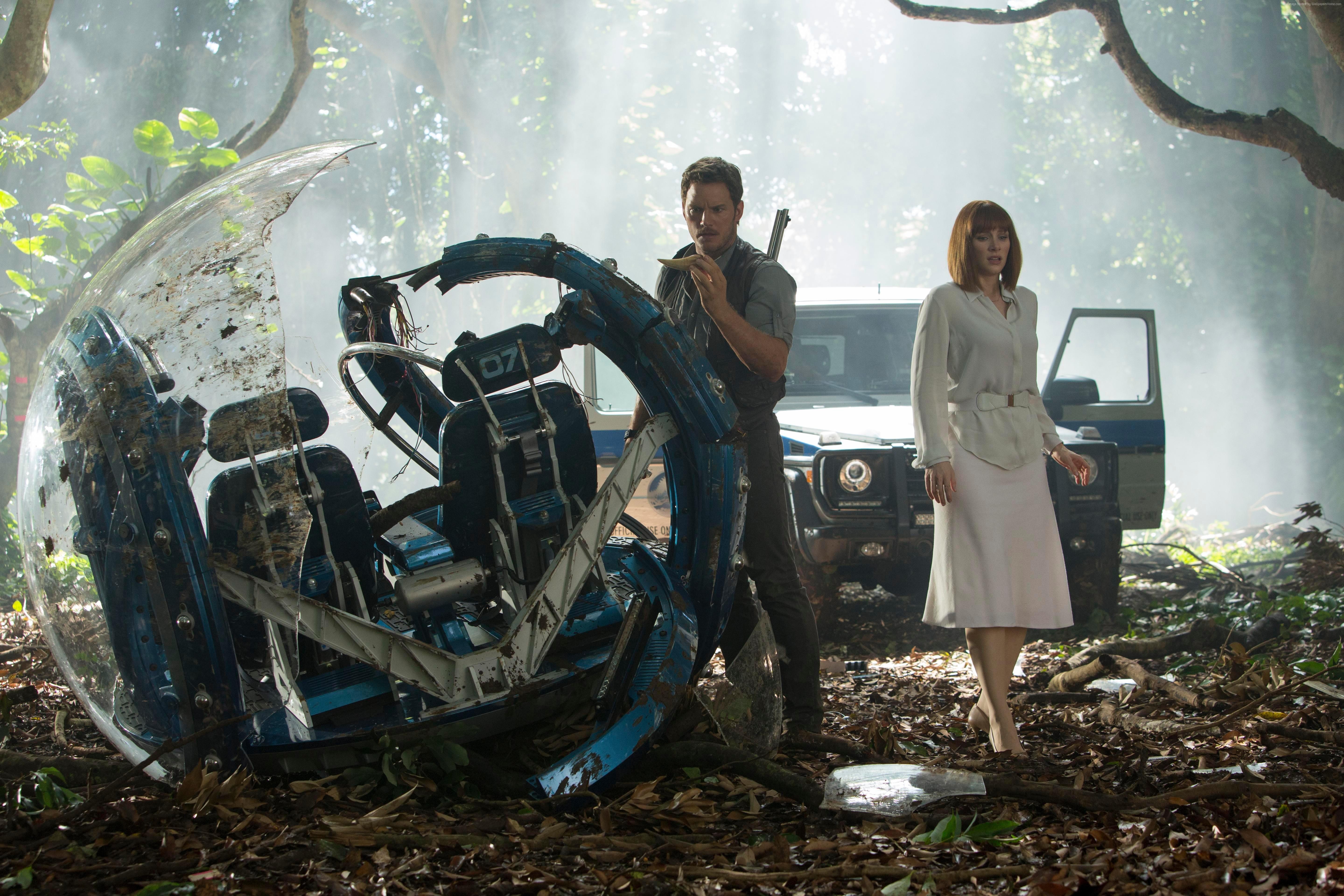 Chris Pratt and Bryce Dallas Howard in Jurassic World HD Wallpaper