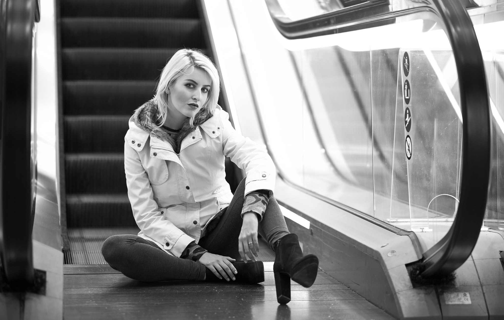 Woman sitting on escalator steps in monochrome HD Wallpaper