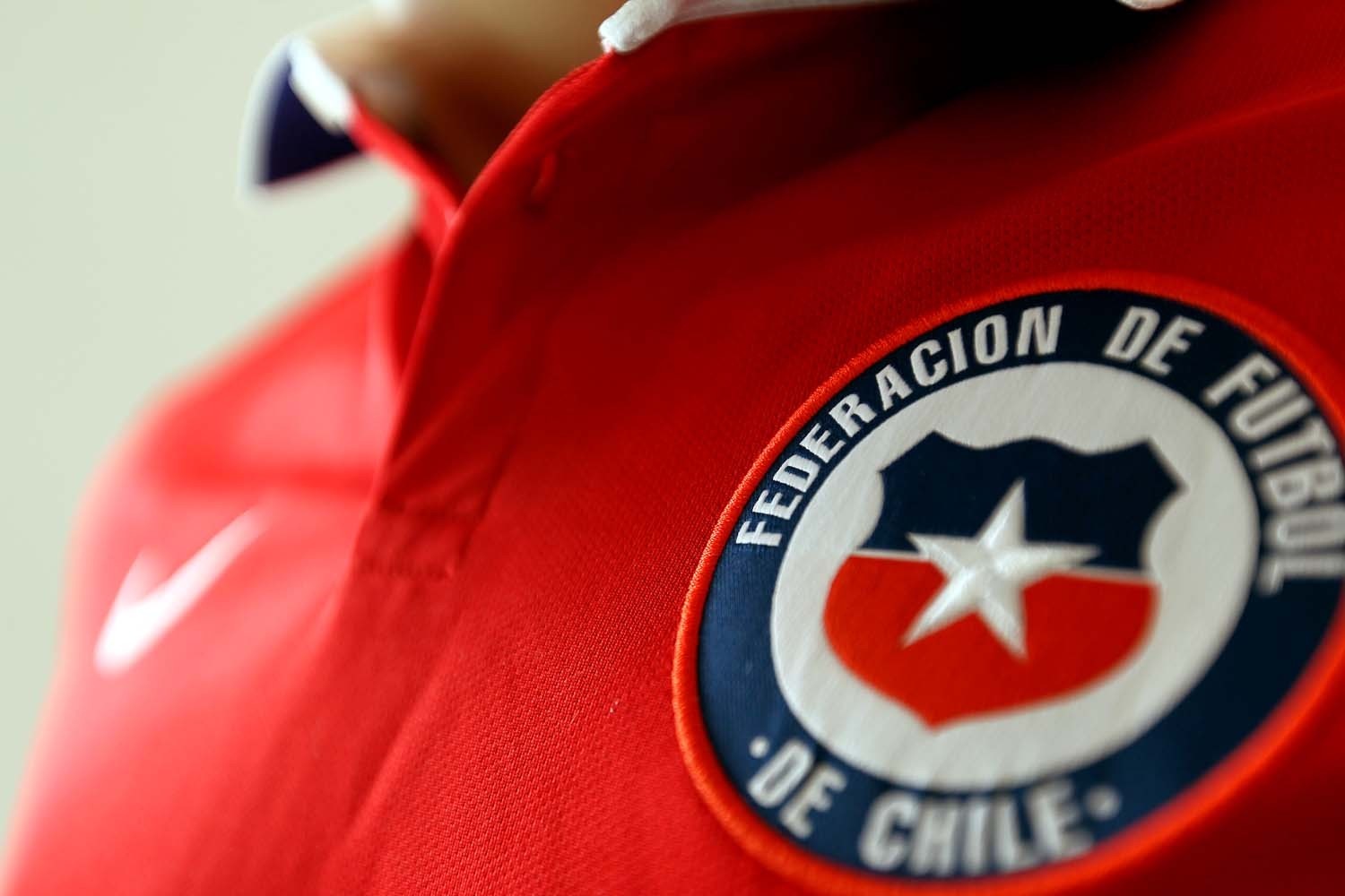 Chilean Football Federation logo on red shirt HD Wallpaper