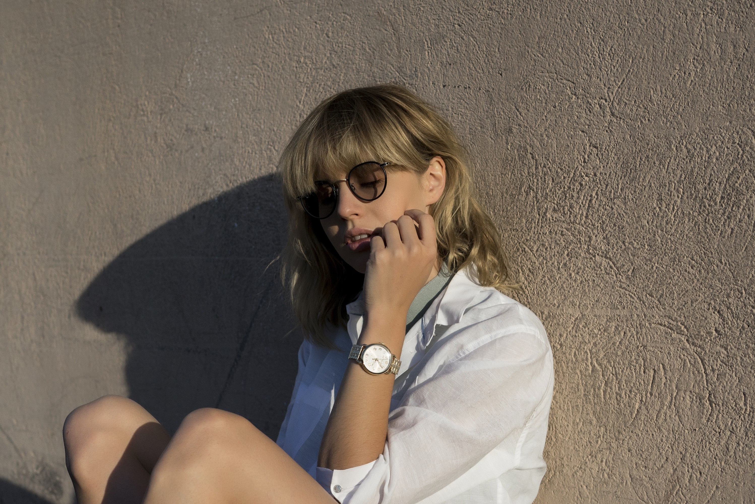 Woman wearing sunglasses and white shirt HD Wallpaper