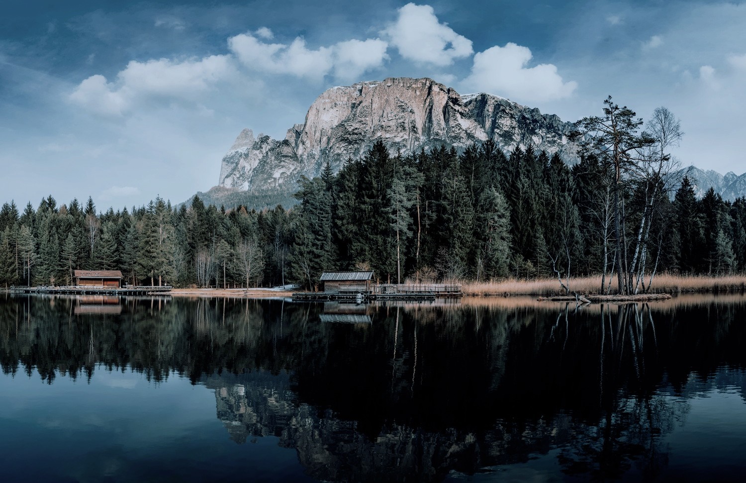 Mountain lake with forest and cabins HD Wallpaper