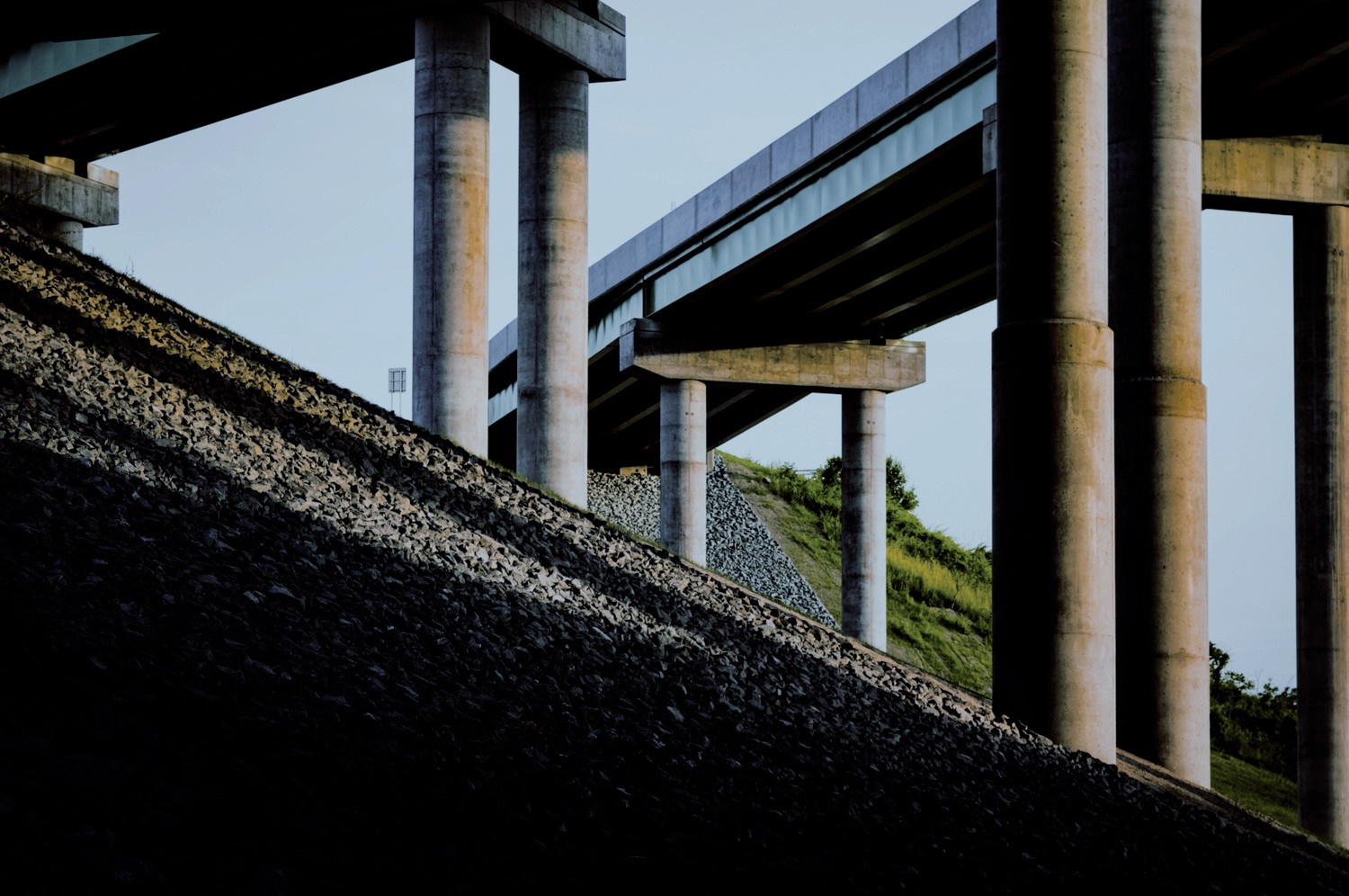 Concrete bridge columns and overpass structure HD Wallpaper