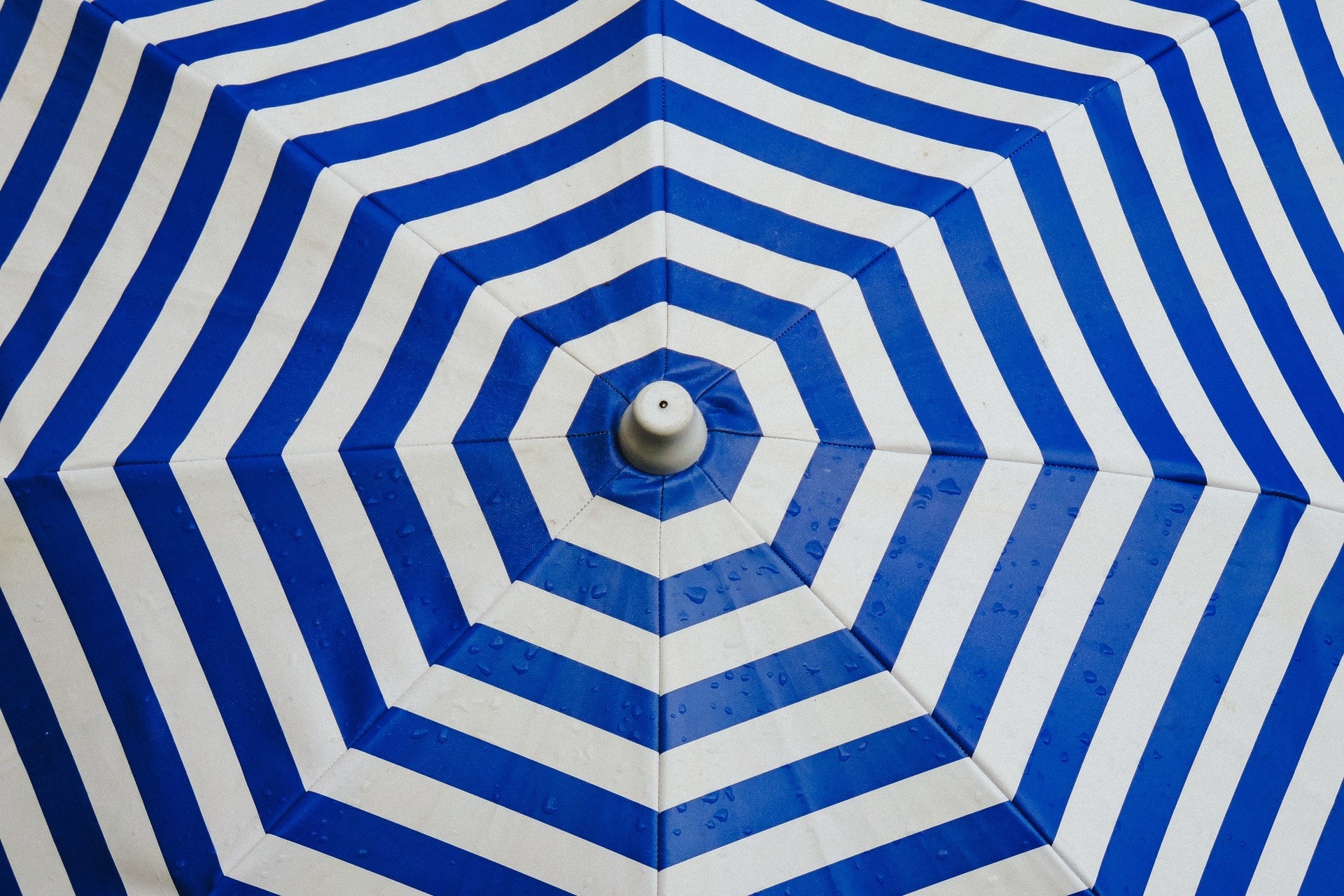 Blue and white striped umbrella with water drops HD Wallpaper