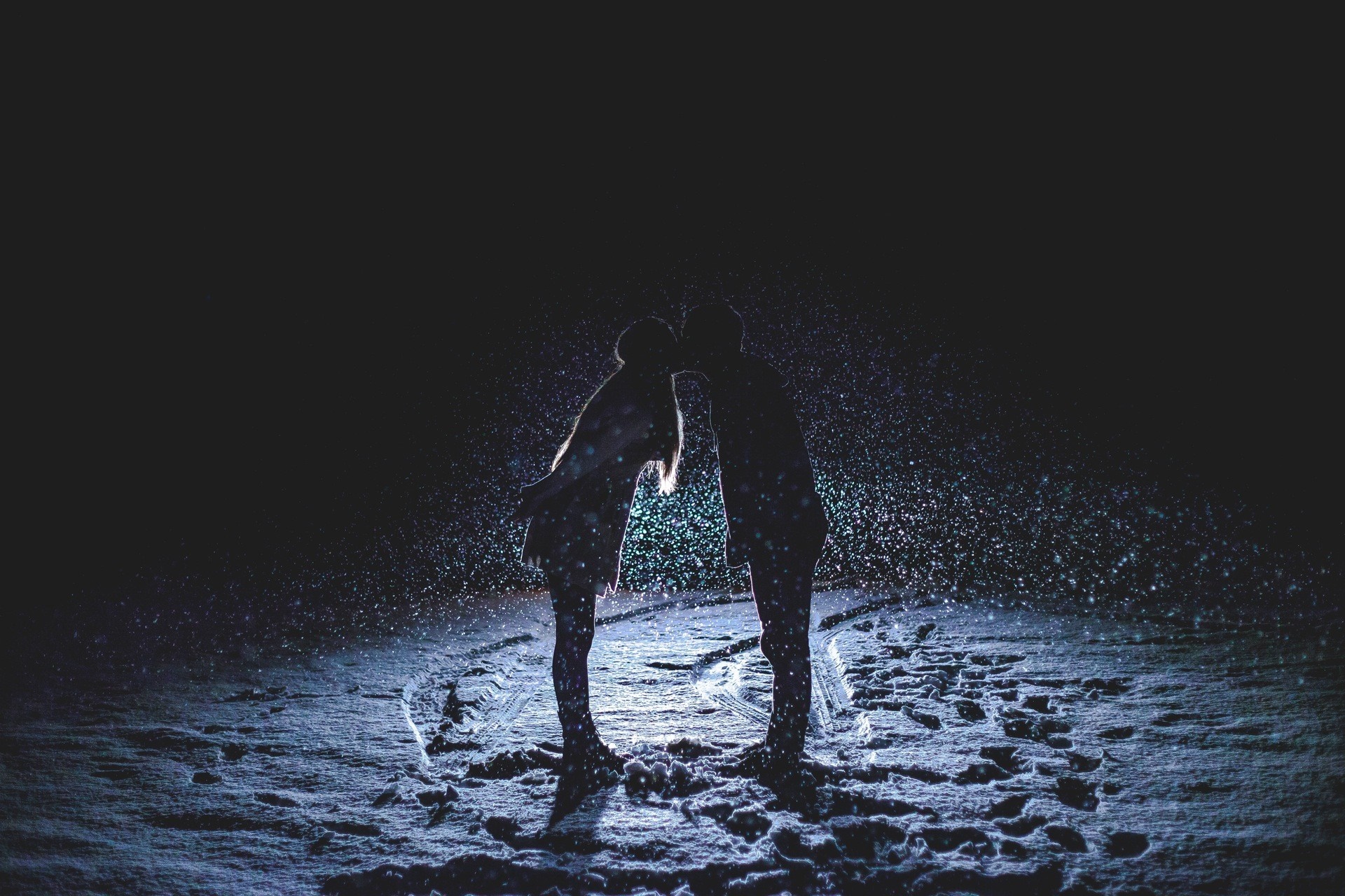 Couple kissing in the snow at night HD Wallpaper