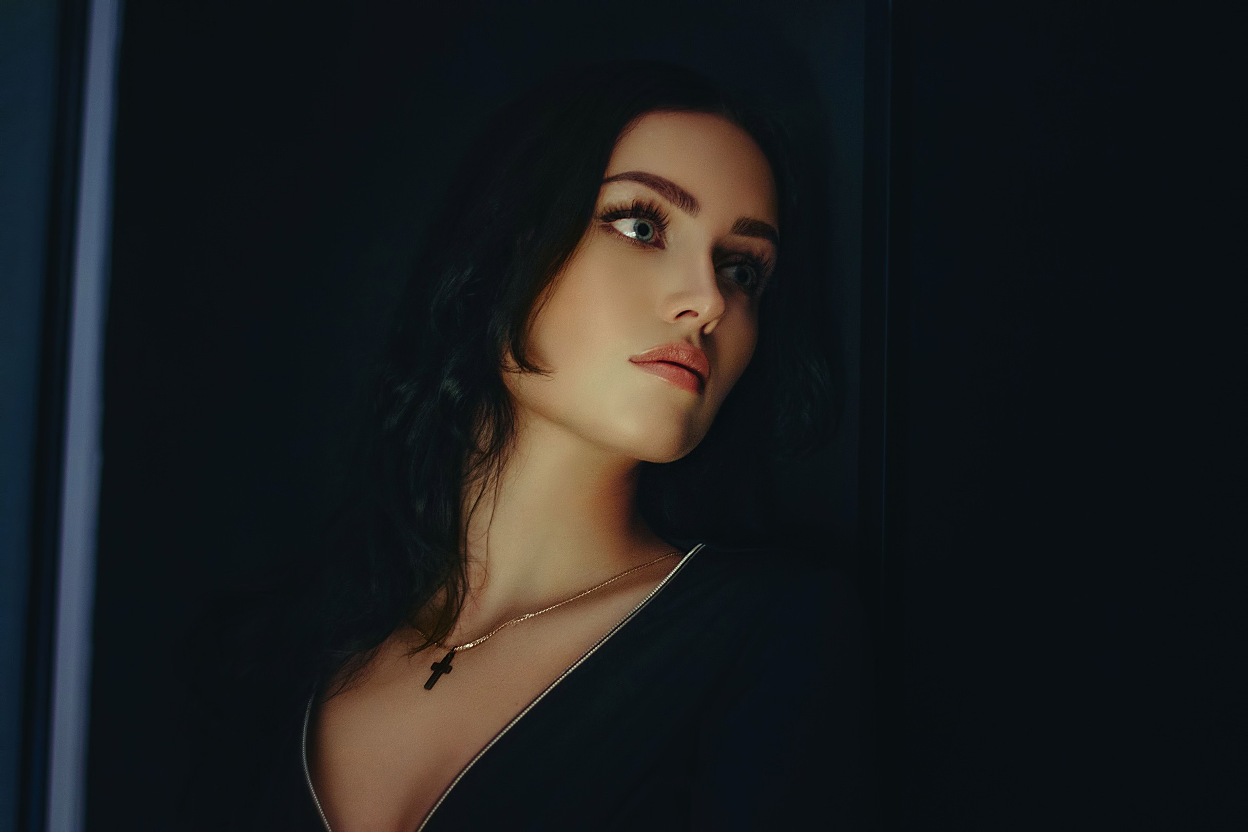 Kseniya Kalinovskaya portrait with necklace HD Wallpaper