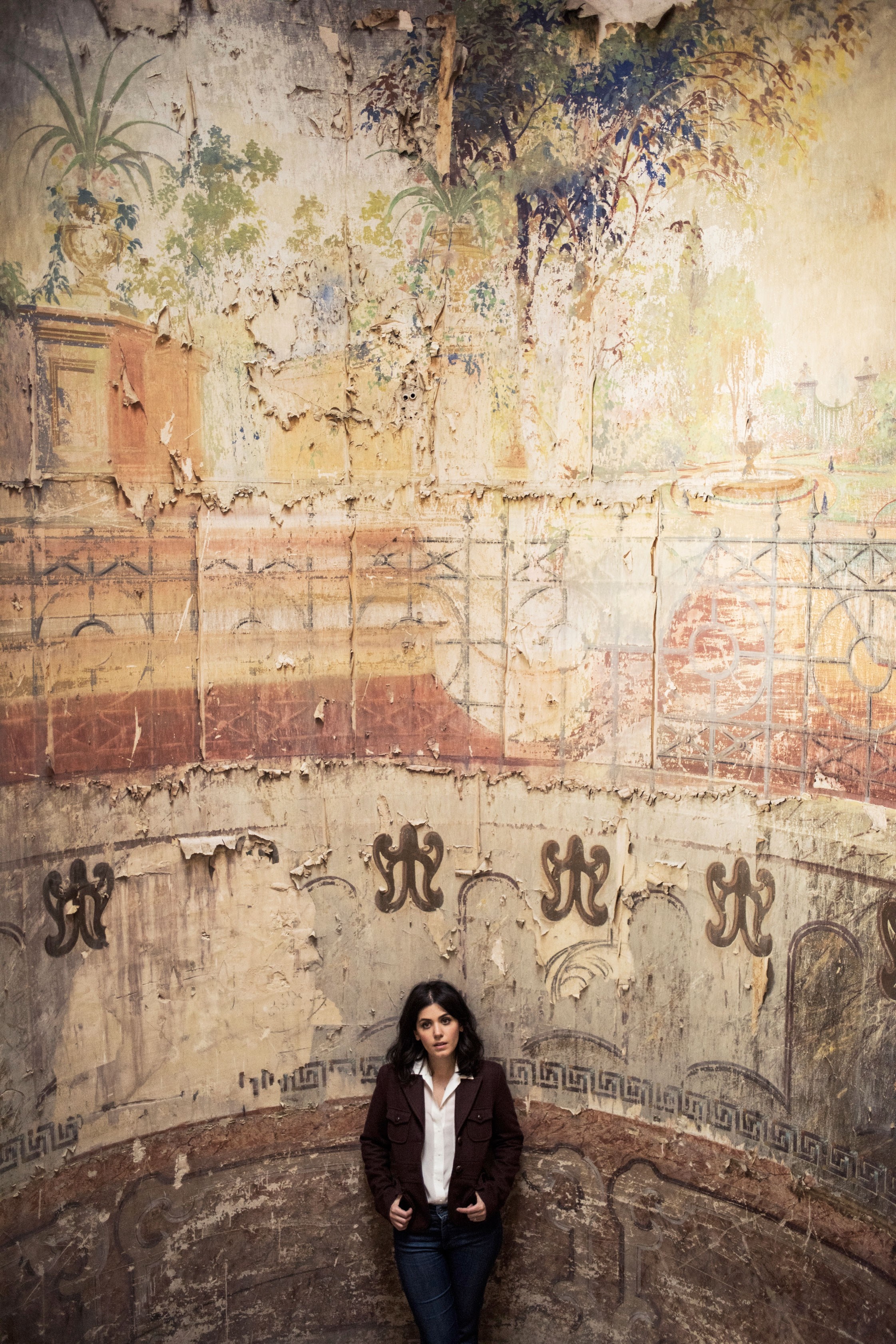 Katie Melua in front of a peeling mural HD Wallpaper
