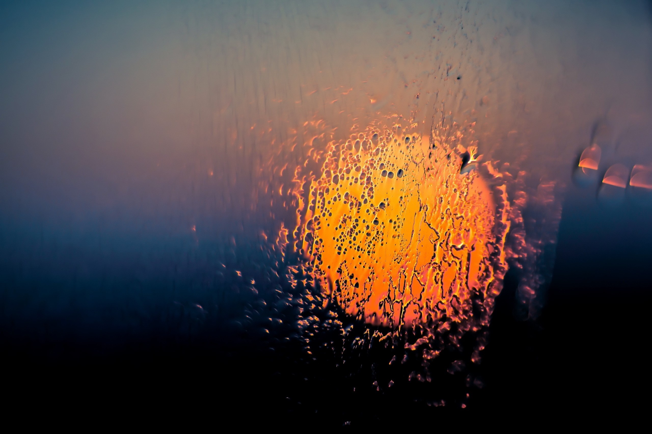 Sunlight reflection on a wet window at sunset HD Wallpaper