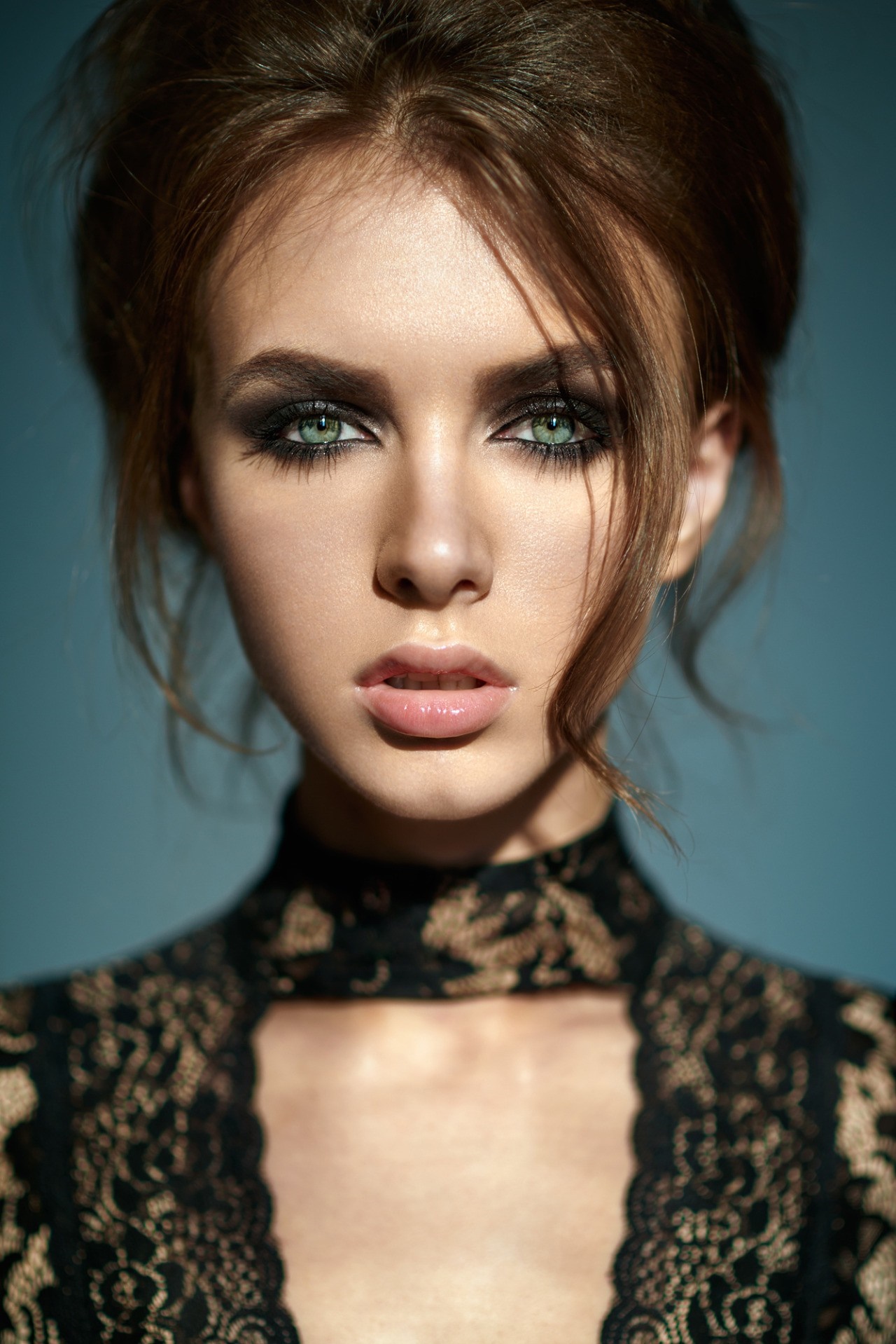 Woman with green eyes and dramatic makeup HD Wallpaper
