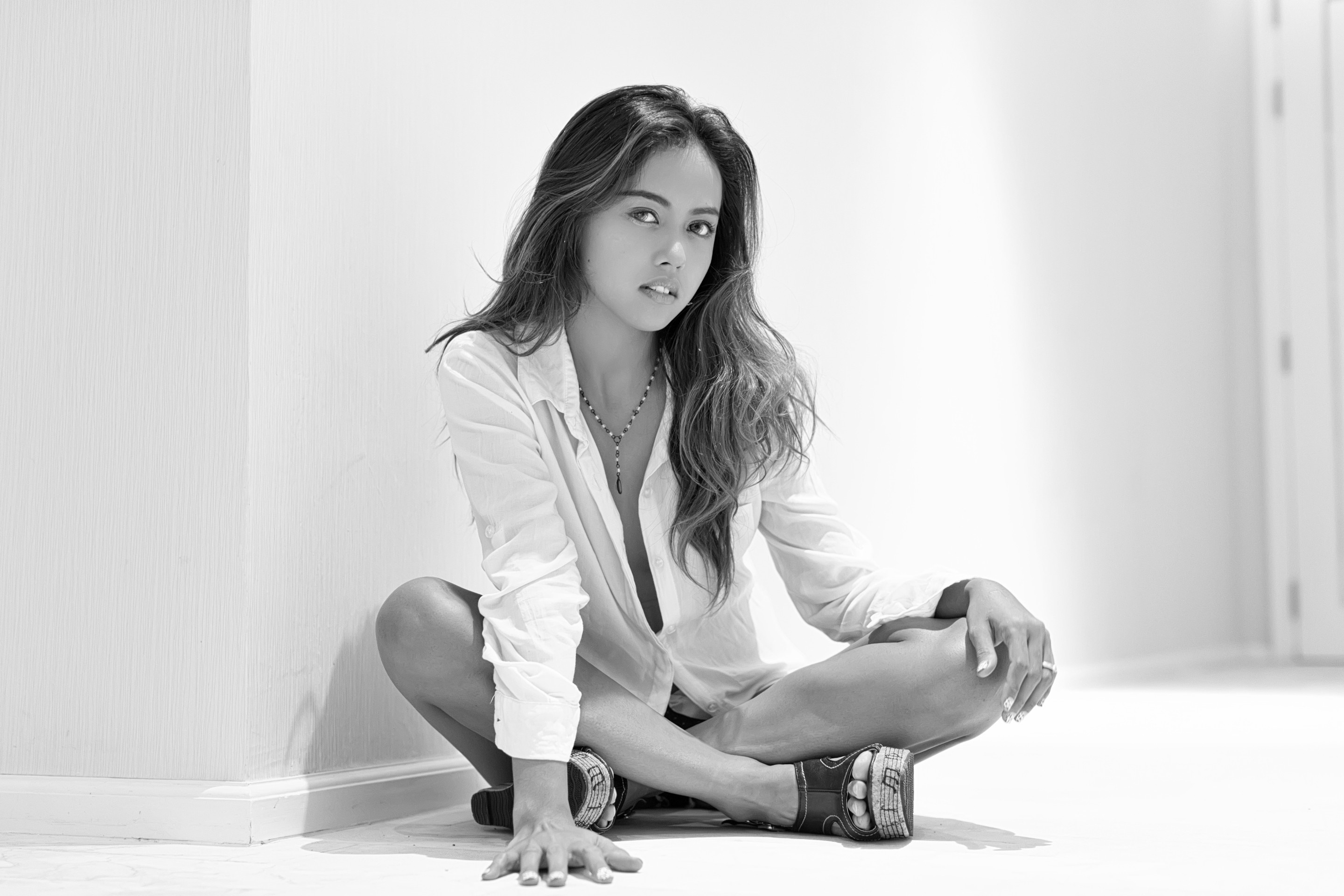 Woman in white shirt sitting on floor HD Wallpaper
