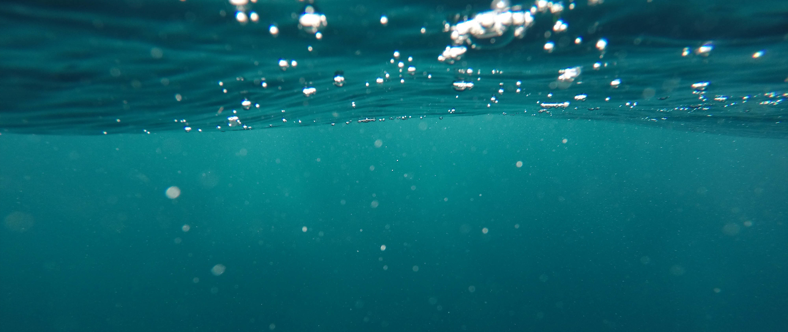 Underwater view with bubbles and light HD Wallpaper