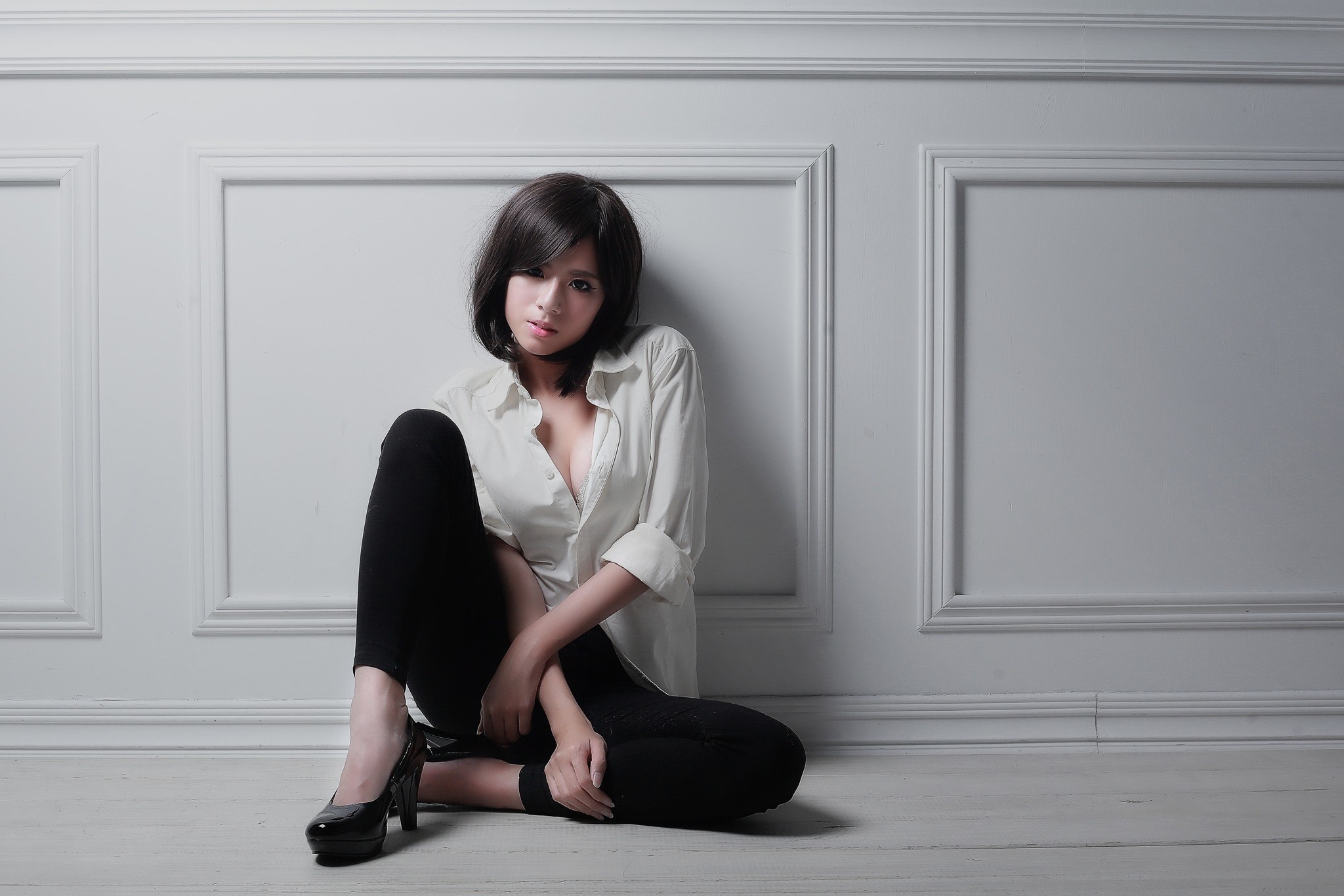 Asian woman in white shirt and black pants sitting on floor HD Wallpaper