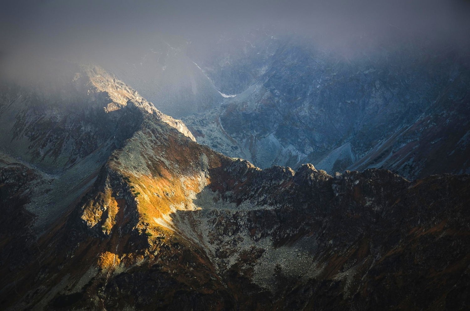 Sunlight on a misty mountain ridge in the Tatra Mountains HD Wallpaper
