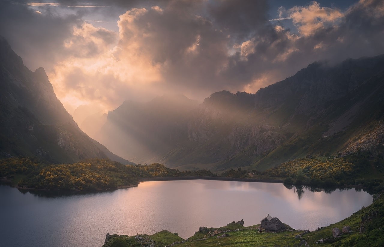 Mountain lake with sun rays through clouds HD Wallpaper