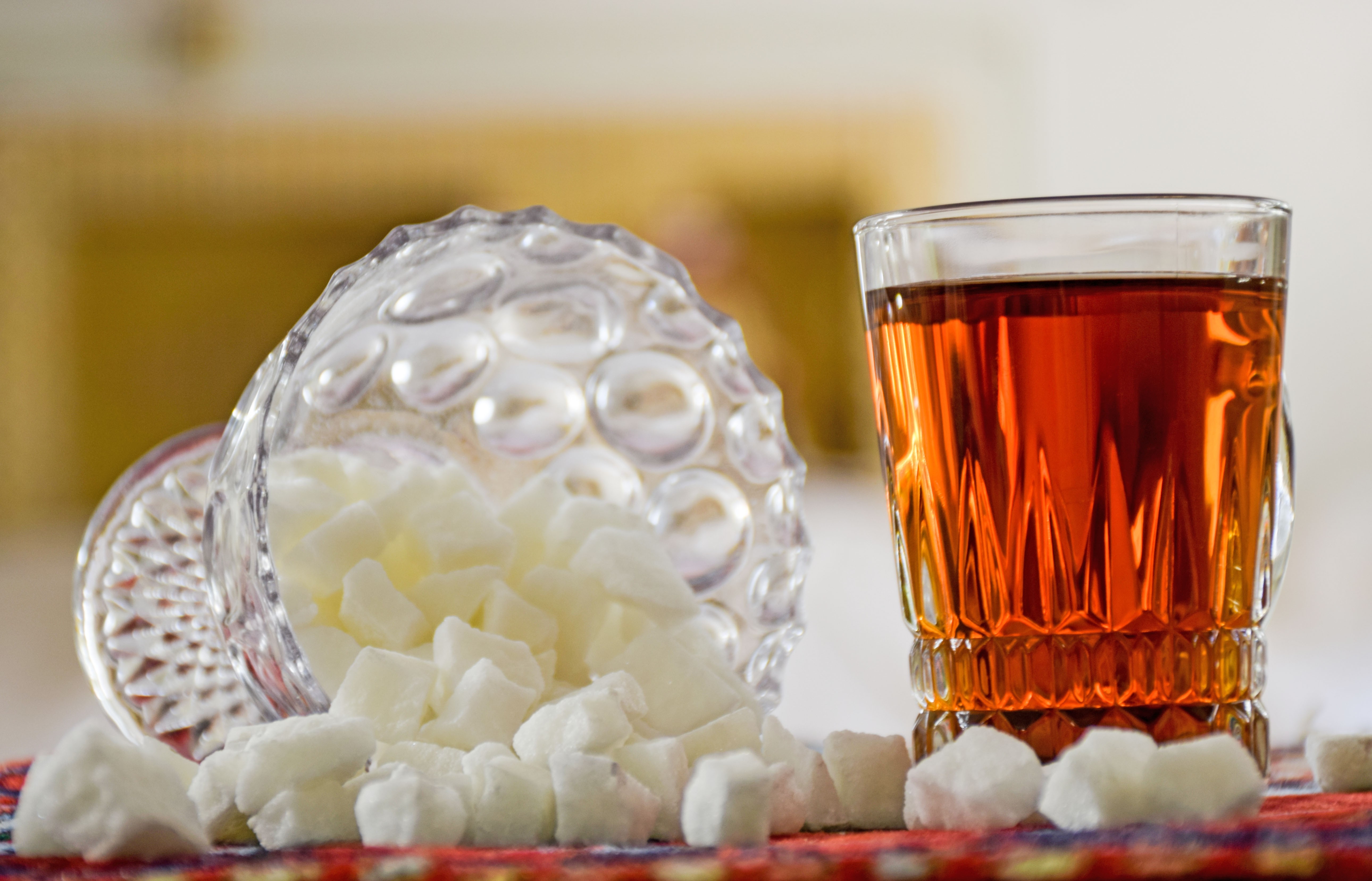Tea and sugar cubes in a glass bowl HD Wallpaper