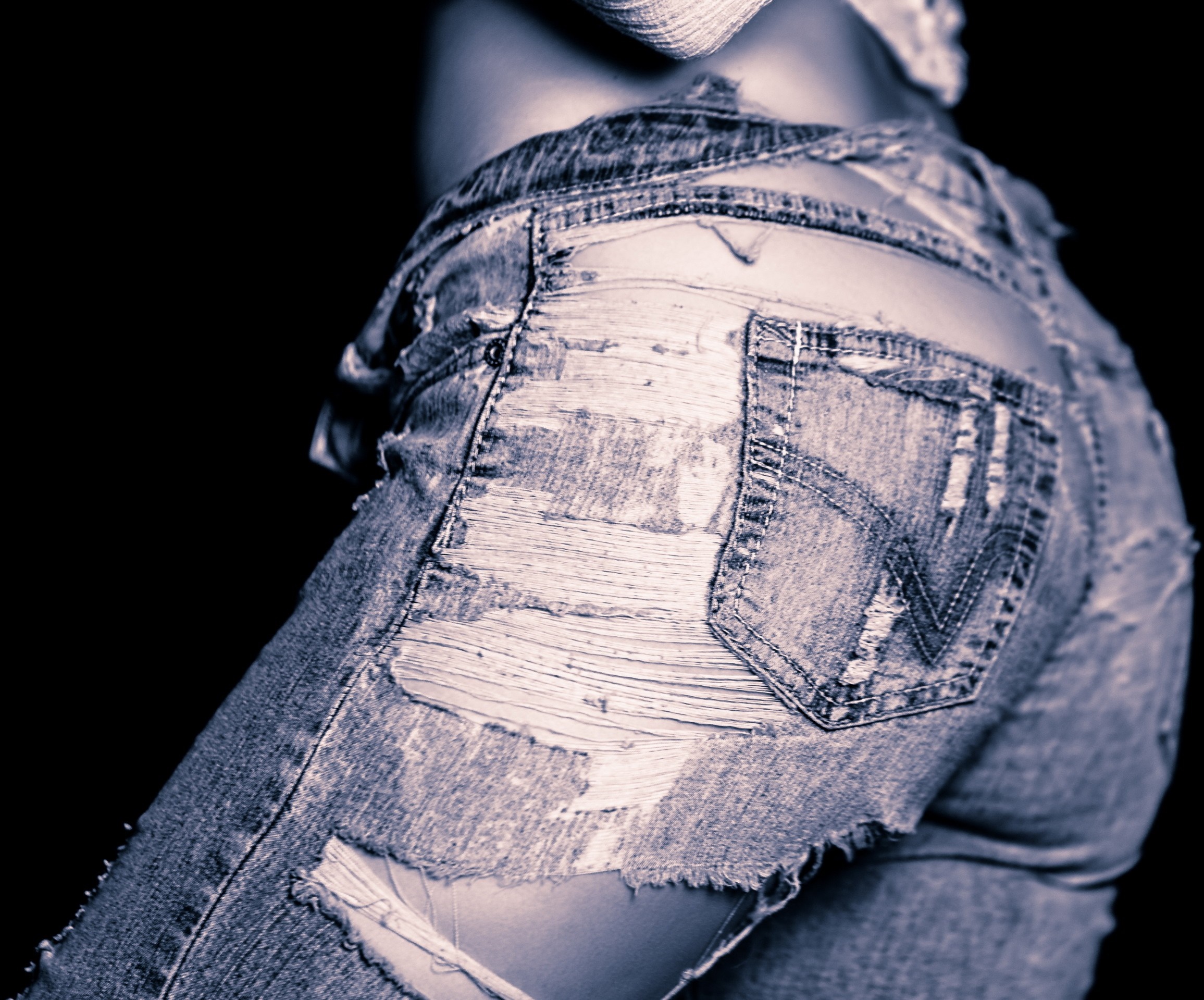 Woman wearing ripped denim jeans HD Wallpaper