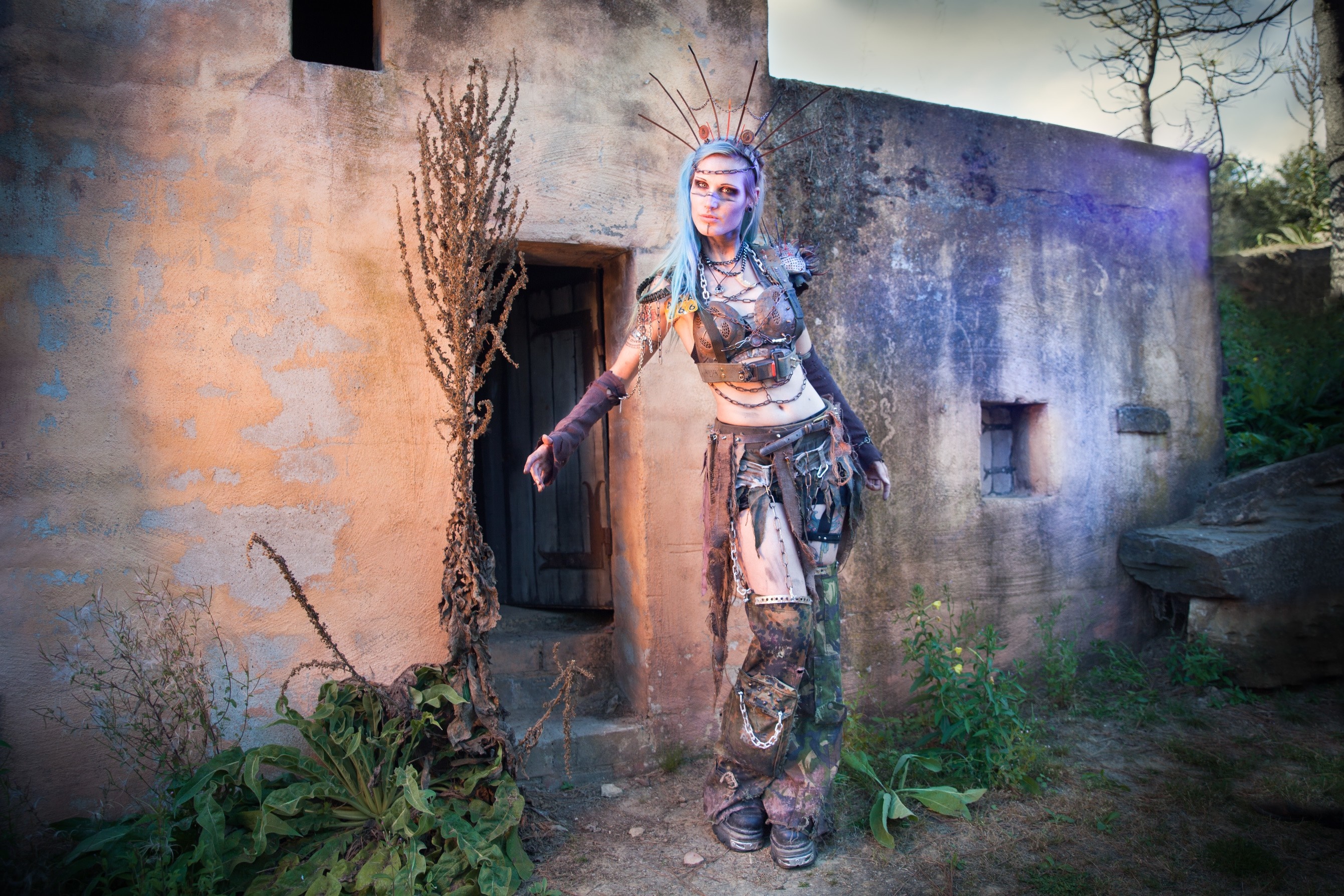 Woman in post-apocalyptic cosplay with blue hair HD Wallpaper