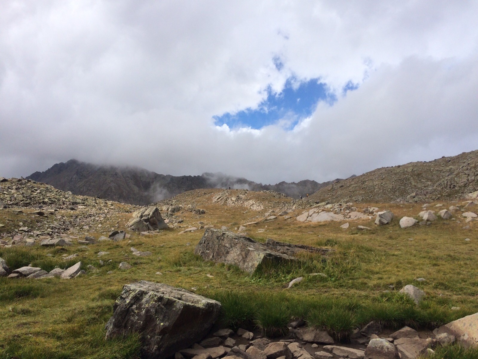 Rocky mountain landscape with clouds HD Wallpaper
