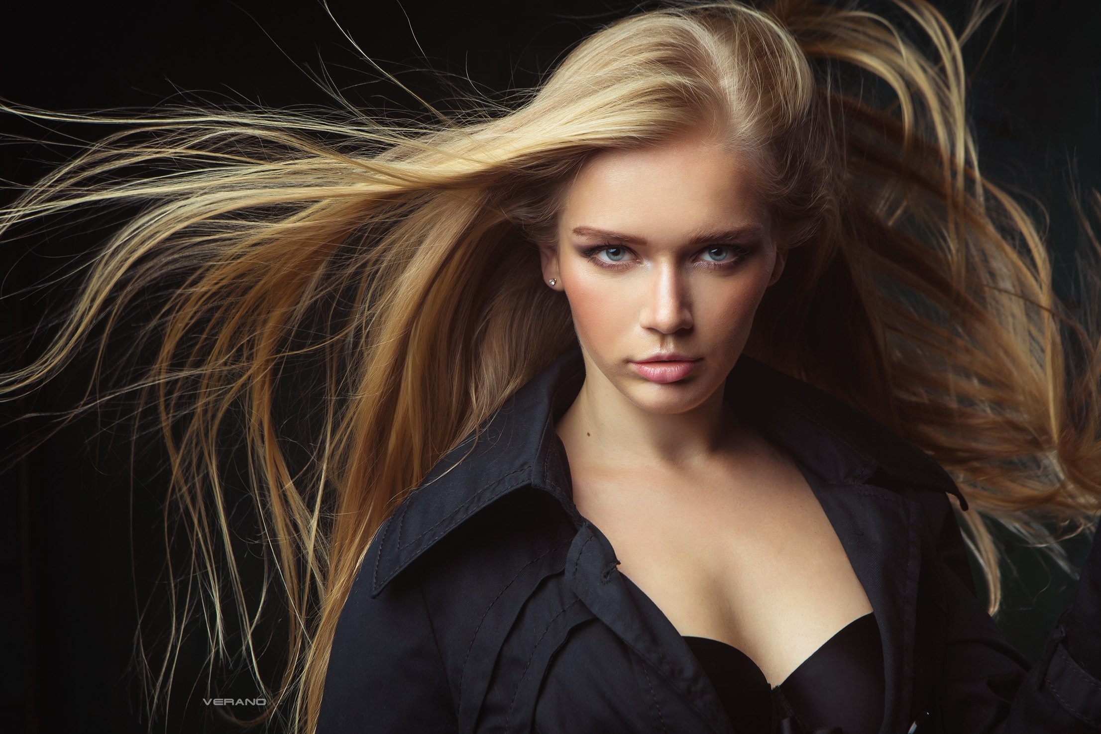 Blonde woman with windblown hair, portrait HD Wallpaper