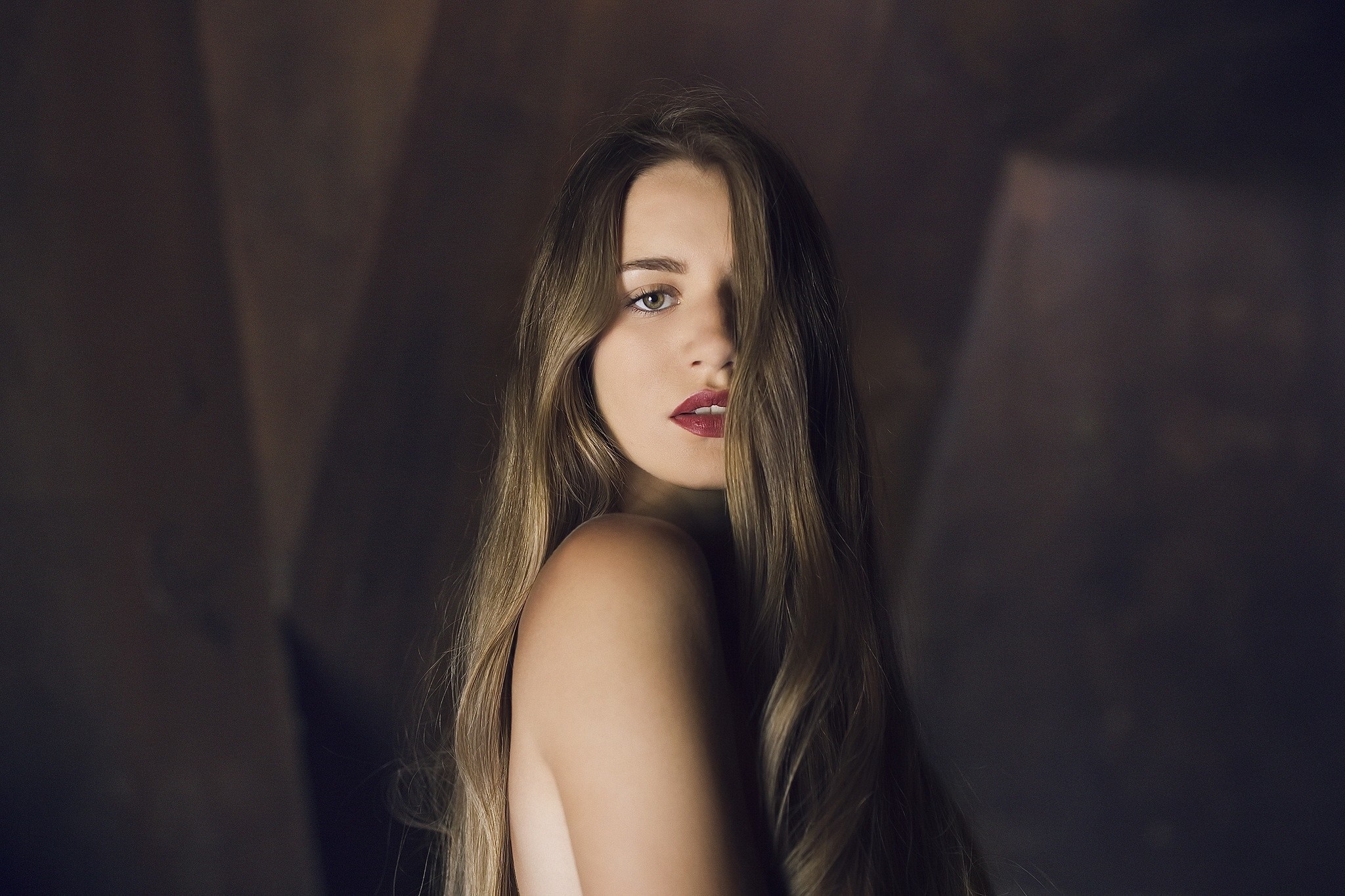 Woman with long blonde hair and red lipstick HD Wallpaper