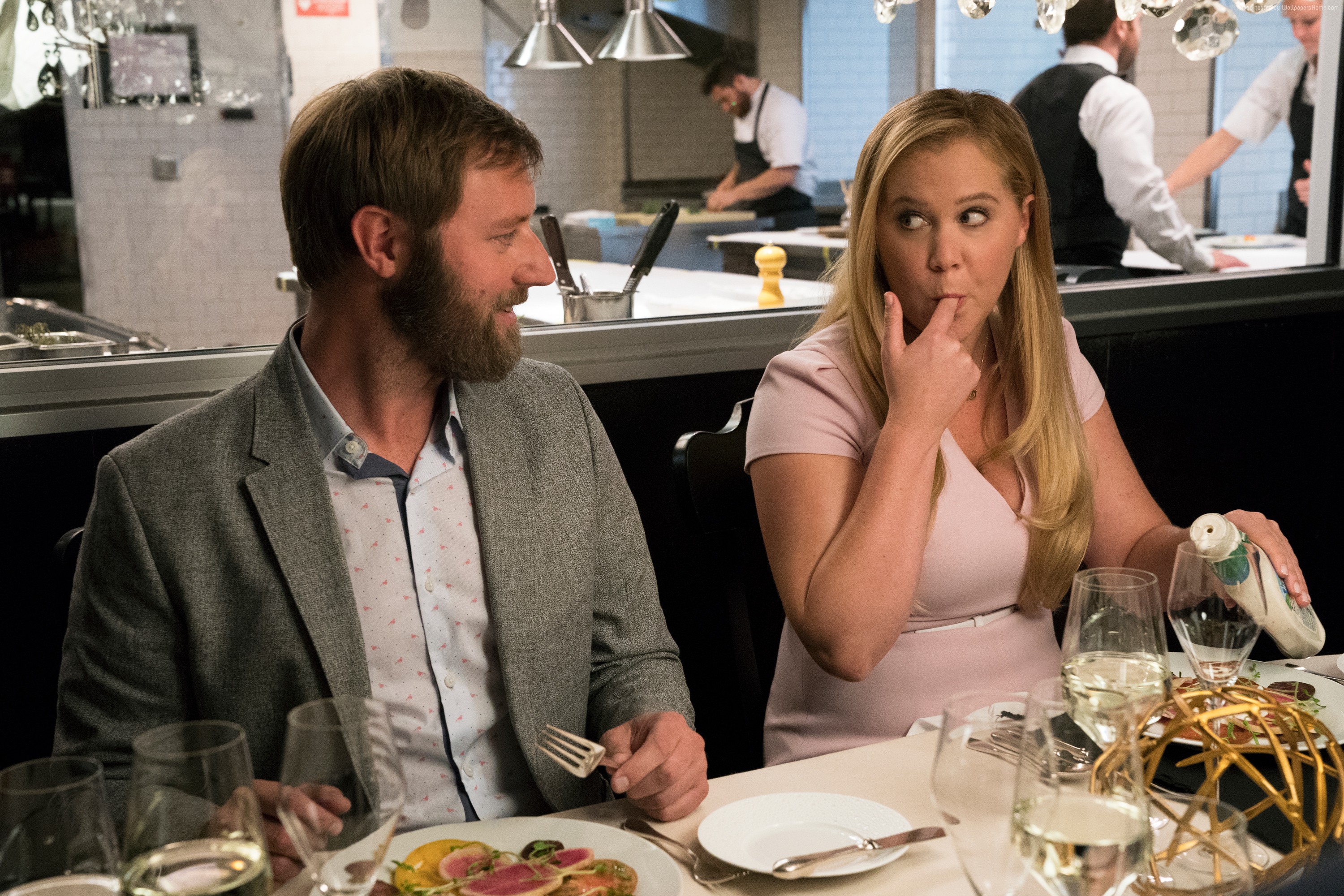Amy Schumer and Rory Scovel in I Feel Pretty 4K HD Wallpaper