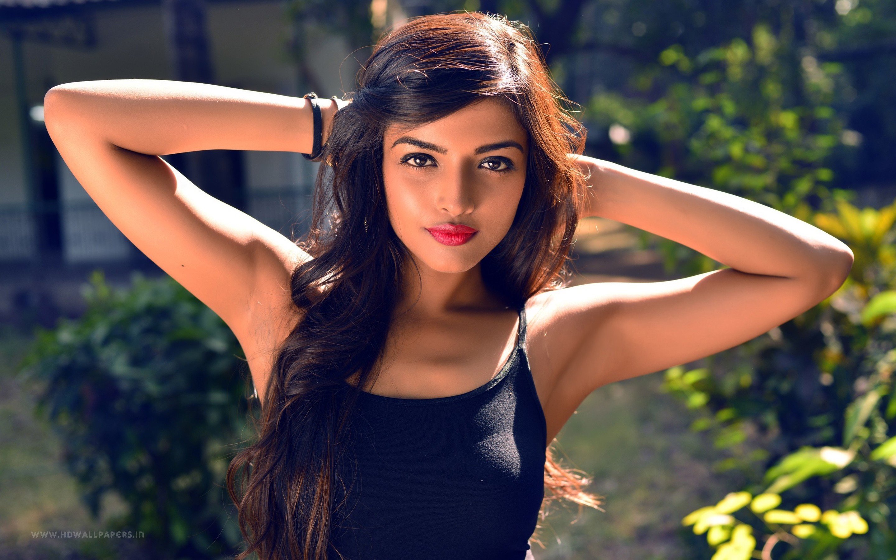 Ashna Zaveri posing outdoors HD Wallpaper