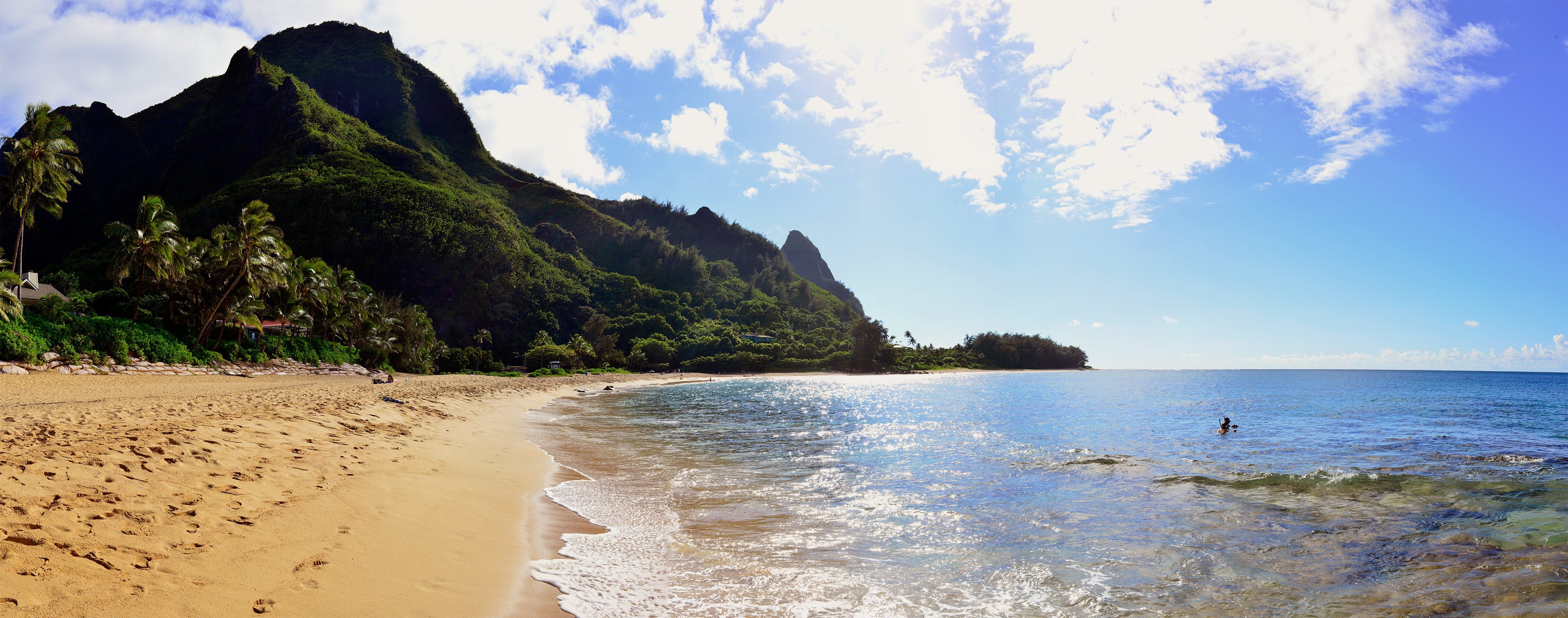 Panoramic view of a tropical beach with mountains in Hawaii HD Wallpaper
