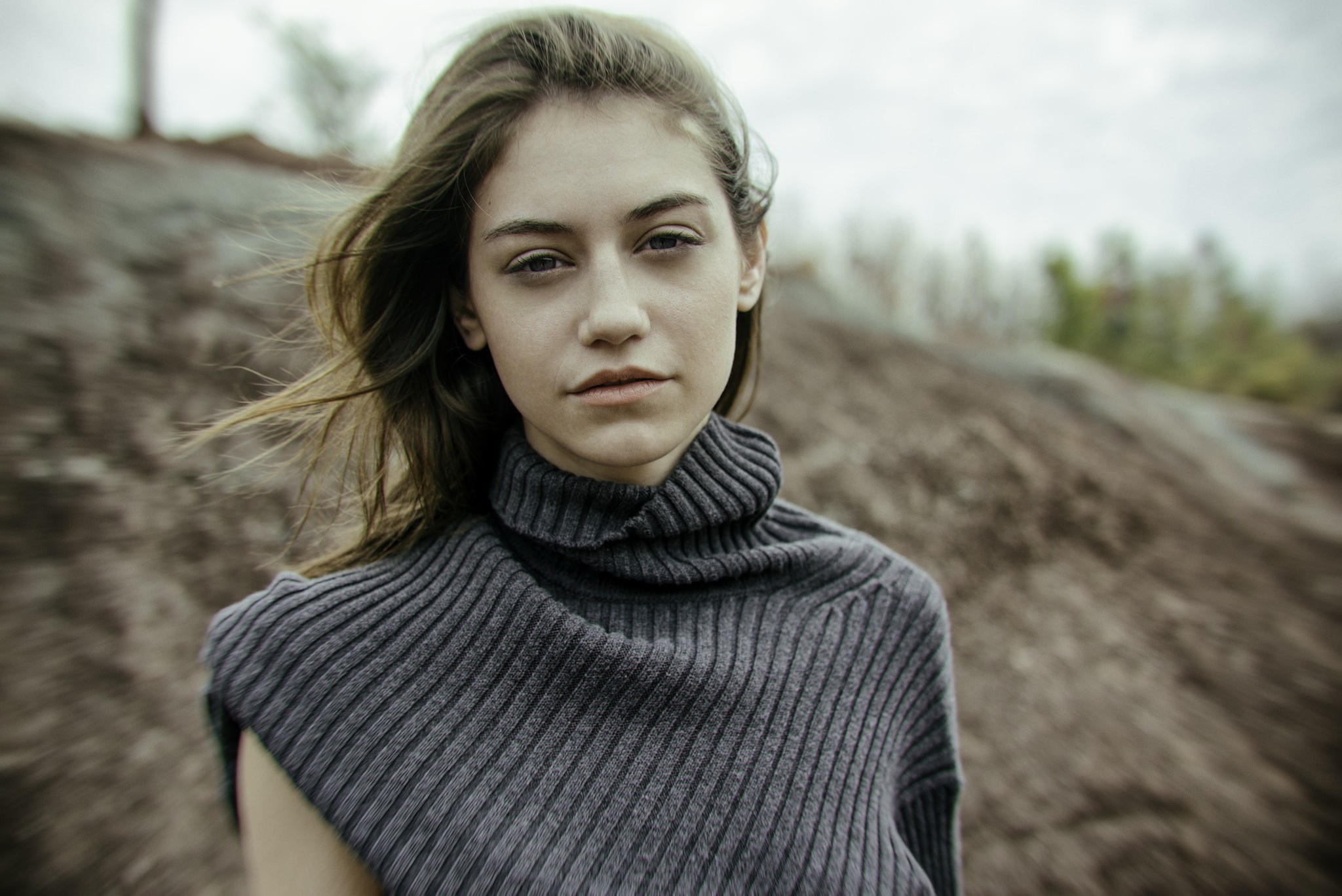 Woman wearing a grey turtleneck sweater outdoors HD Wallpaper