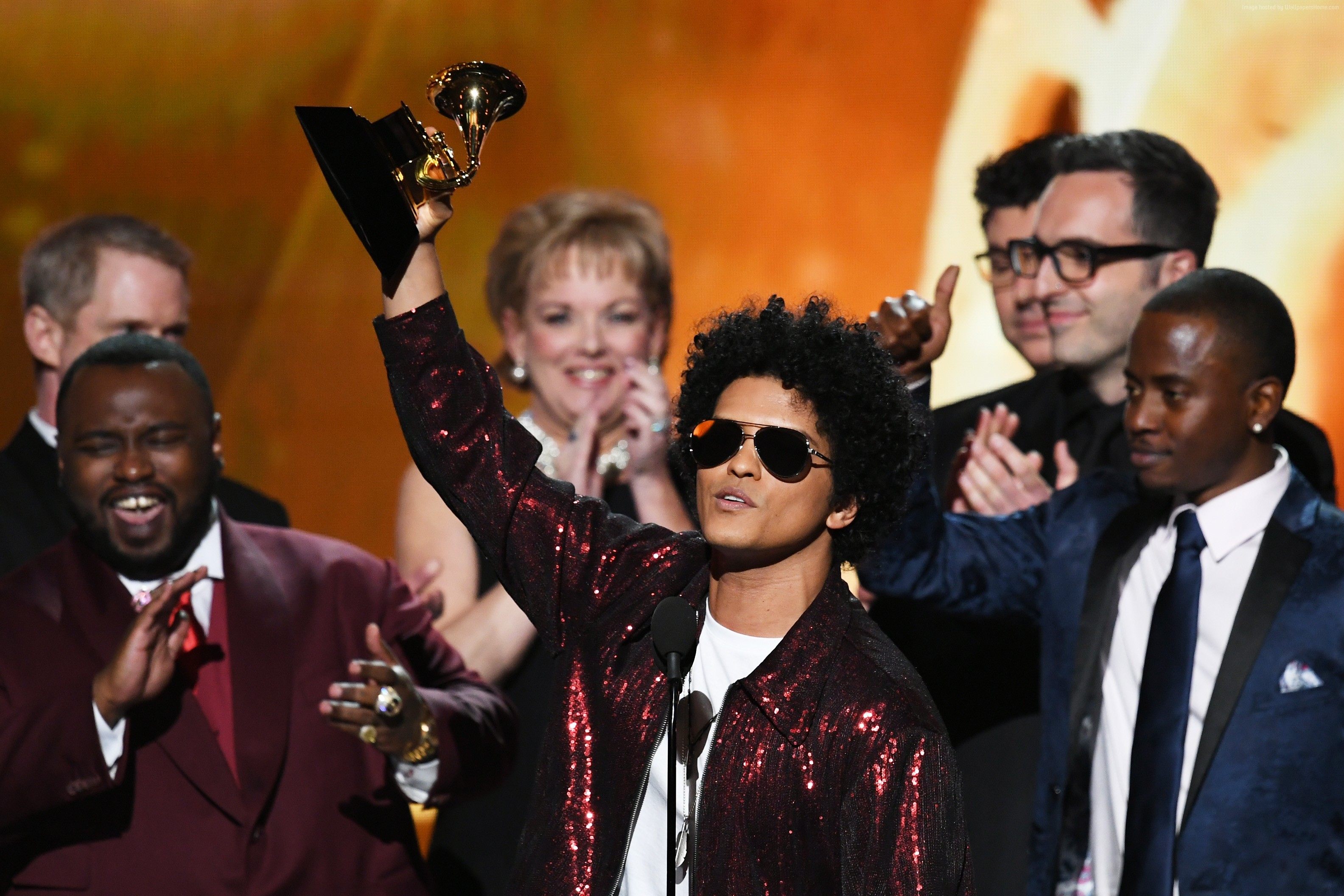 Bruno Mars holding a Grammy Award at the 2018 Grammy Awards HD Wallpaper
