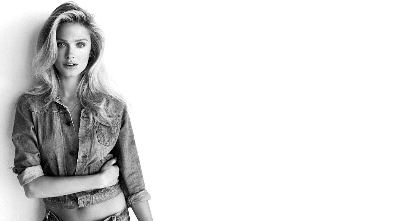 Sophia Lie in denim jacket HD Wallpaper