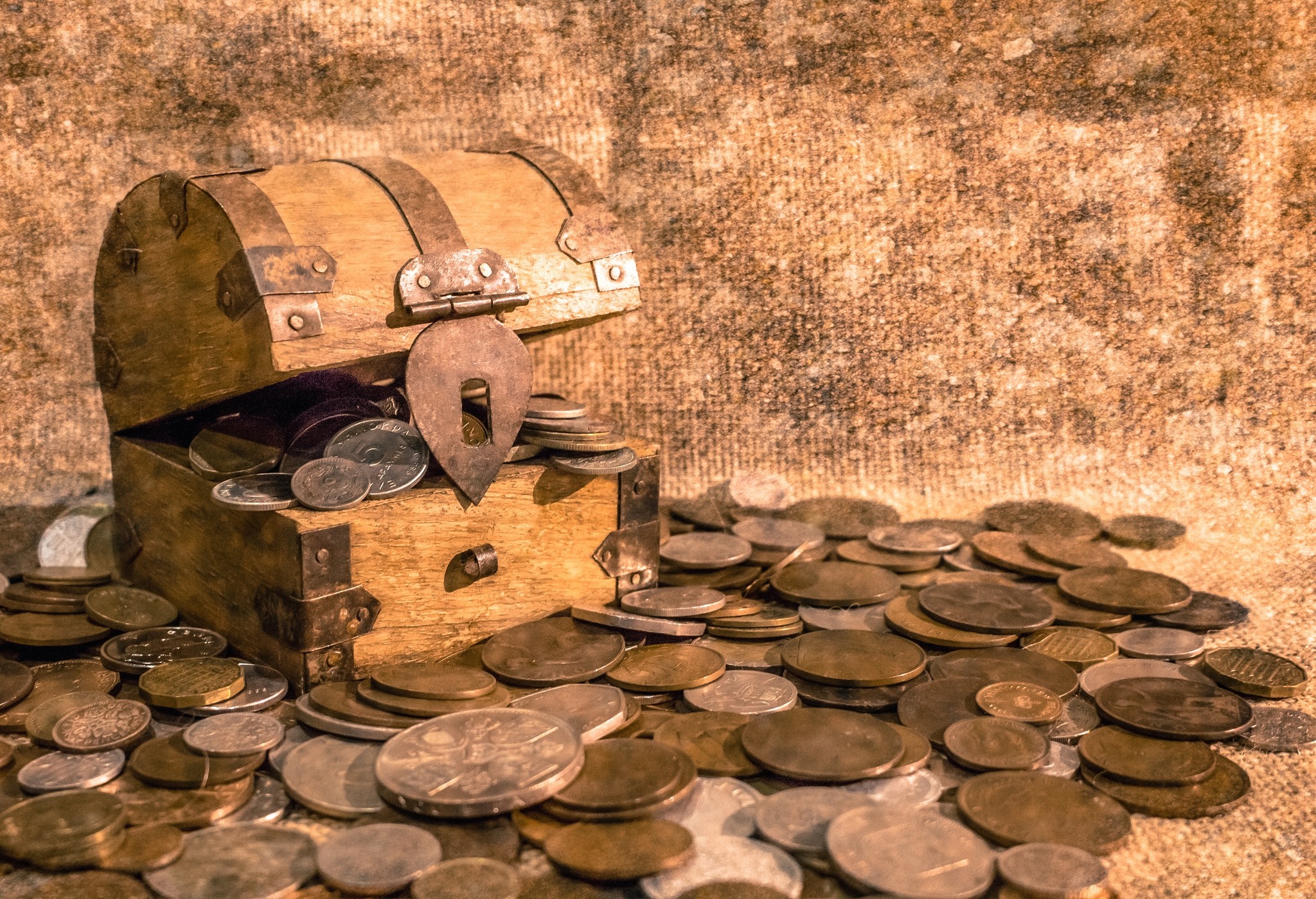 Wooden treasure chest overflowing with coins HD Wallpaper
