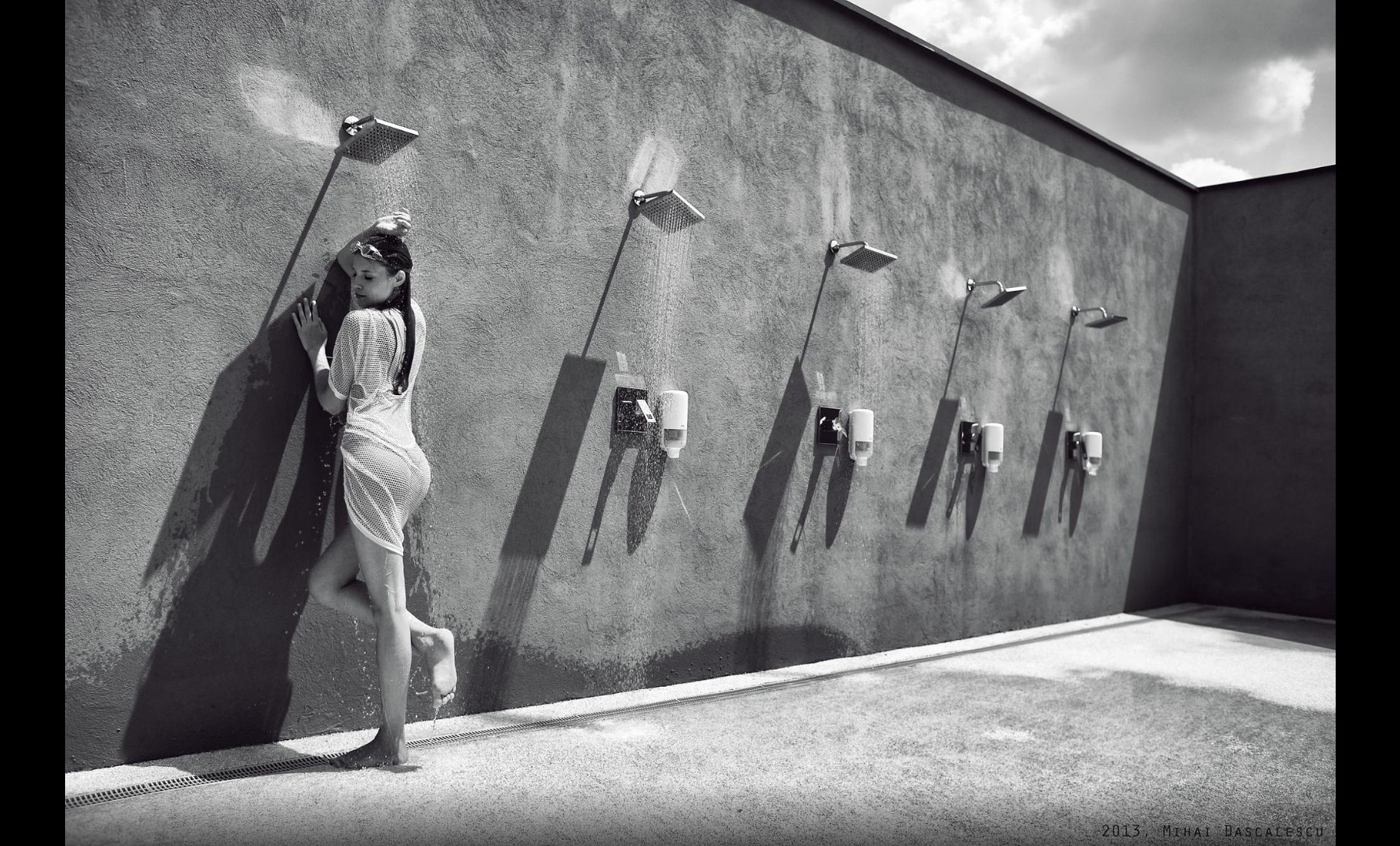 Woman showering outdoors in black and white HD Wallpaper