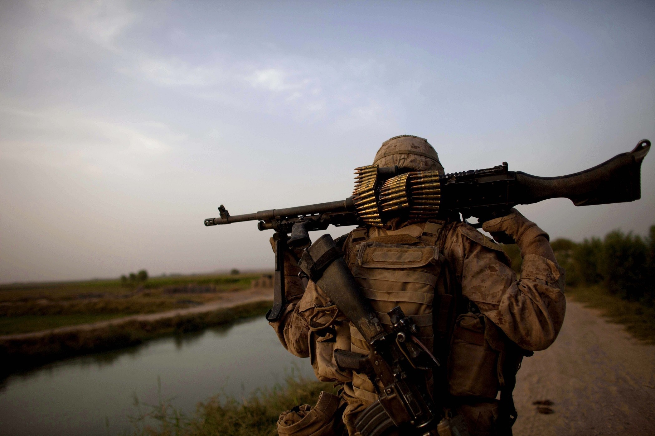 Soldier with machine gun and ammunition belt HD Wallpaper