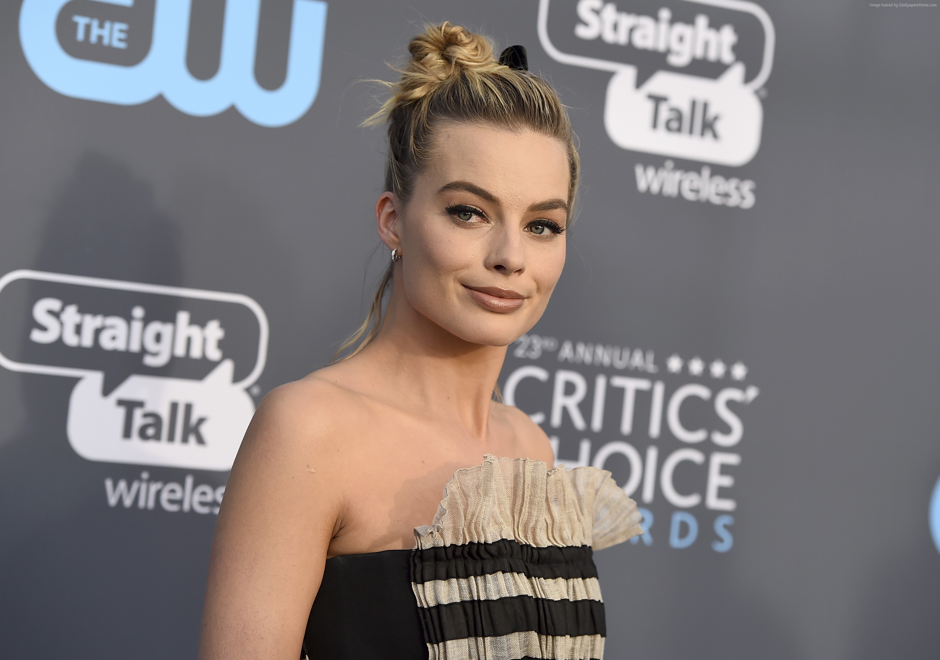 Margot Robbie at the 2018 Critics Choice Awards HD Wallpaper