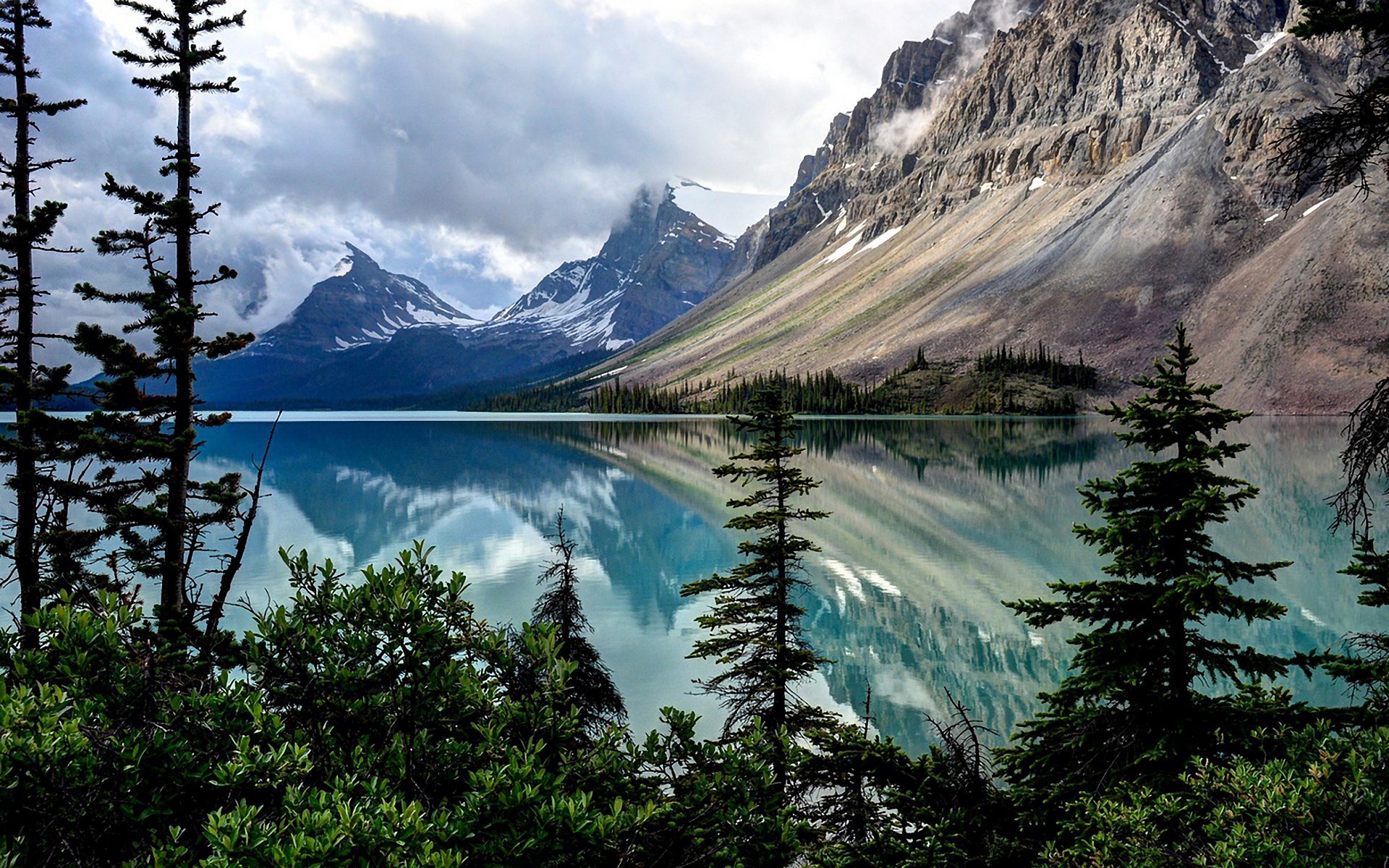 Bow Lake and Mountains in Banff National Park HD Wallpaper