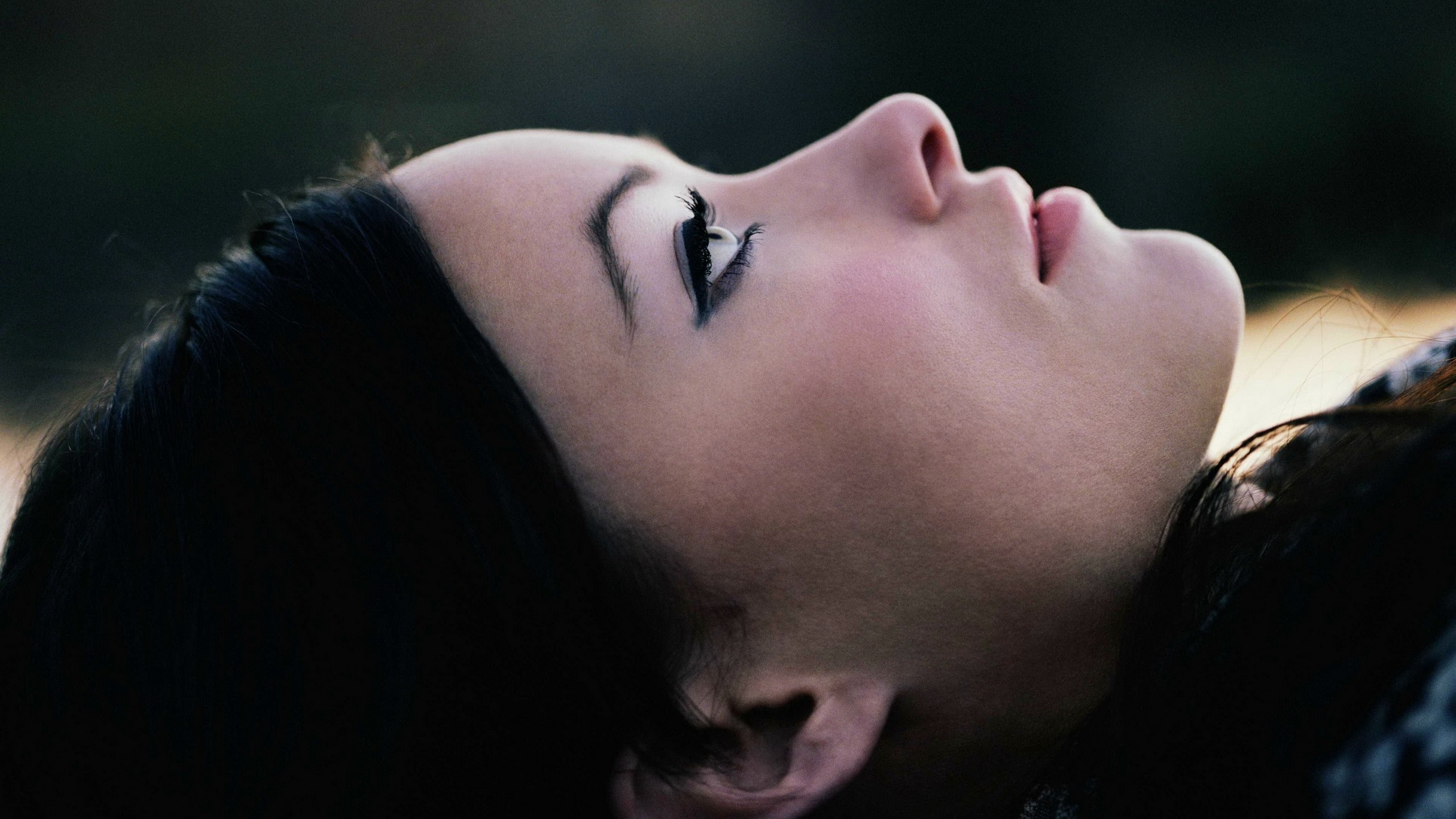 Close up of Olivia Wilde's face looking up HD Wallpaper
