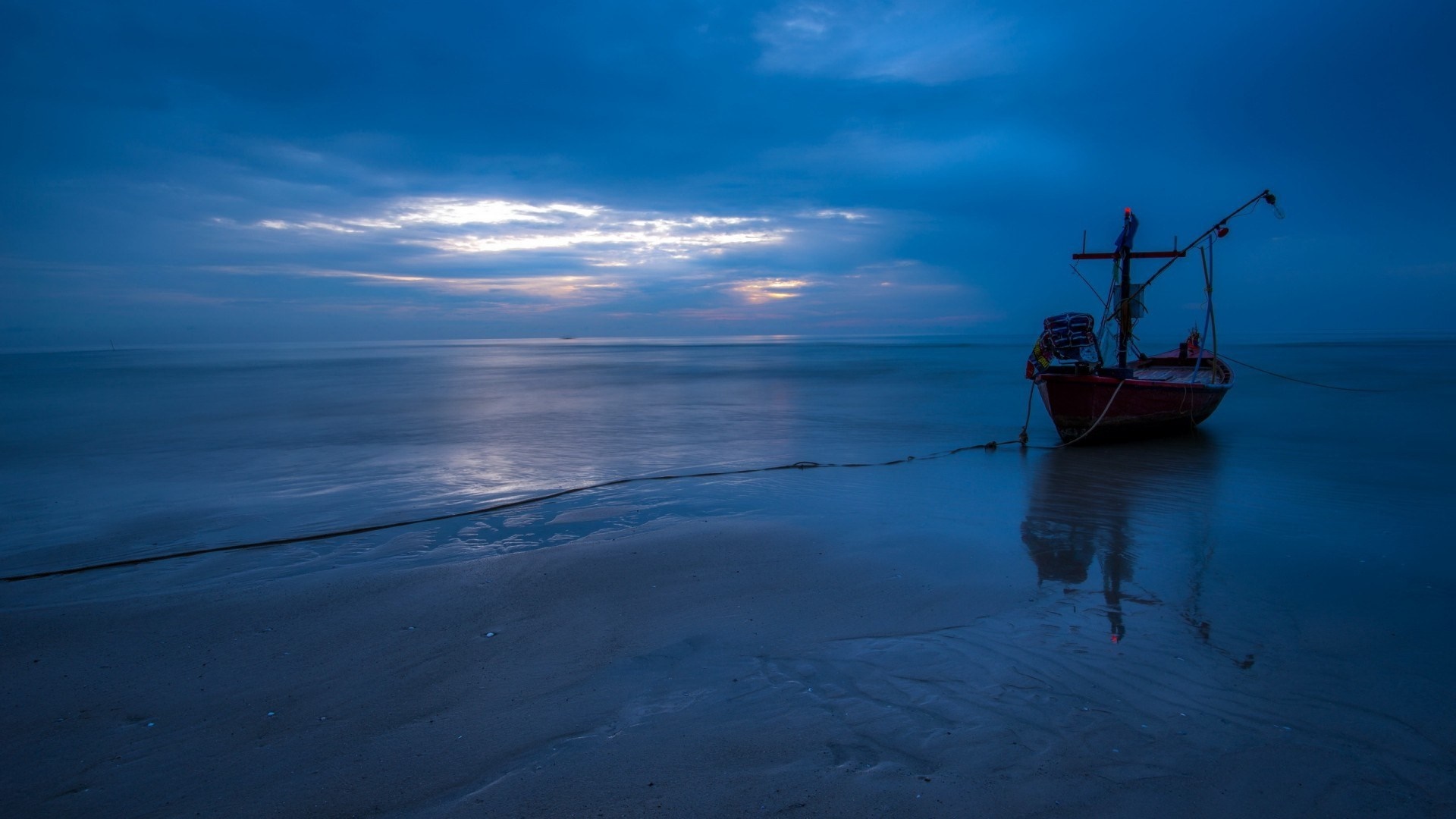 Boat on the beach at dusk with reflection HD Wallpaper