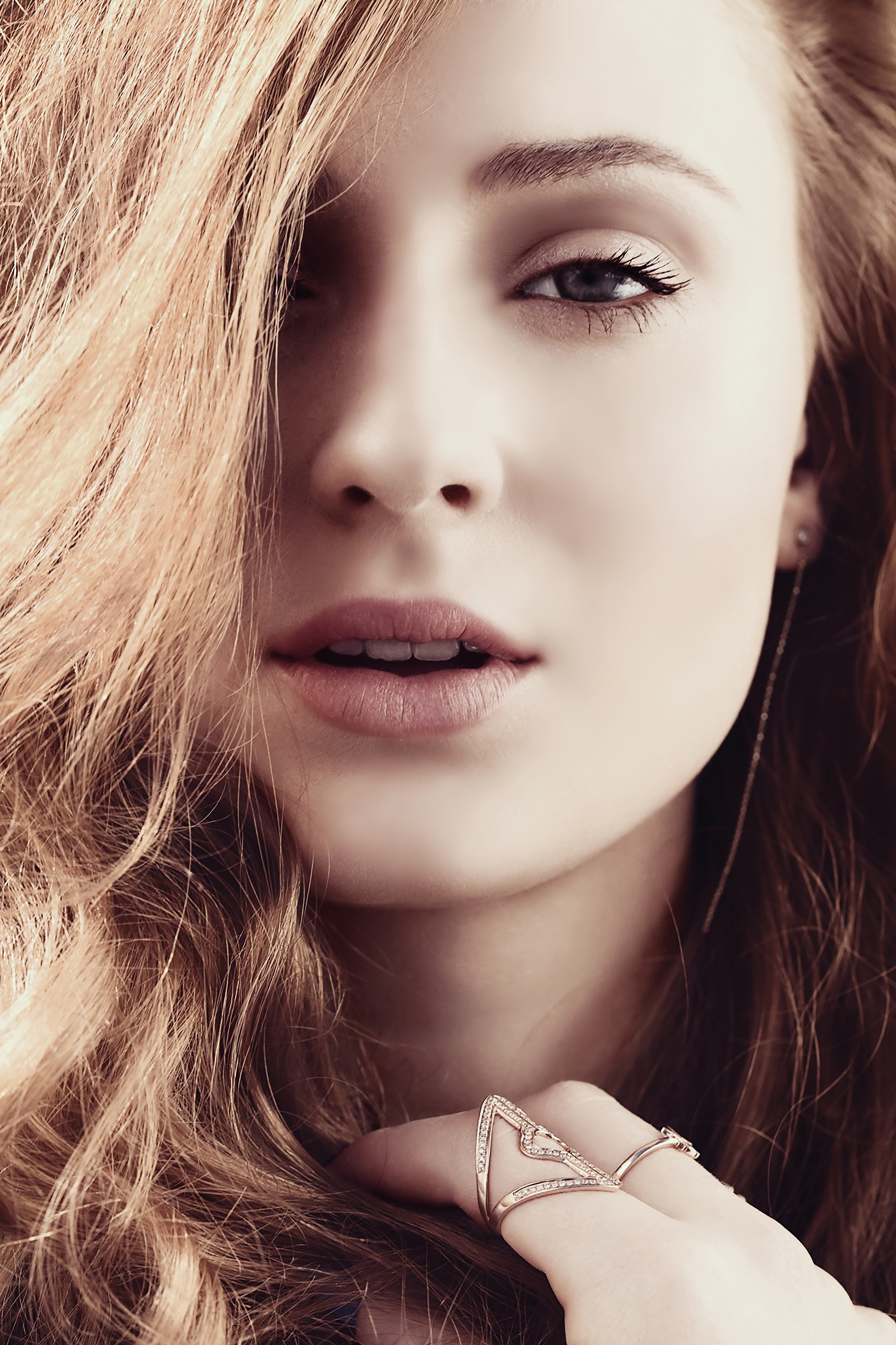 Sophie Turner close up portrait HD Wallpaper