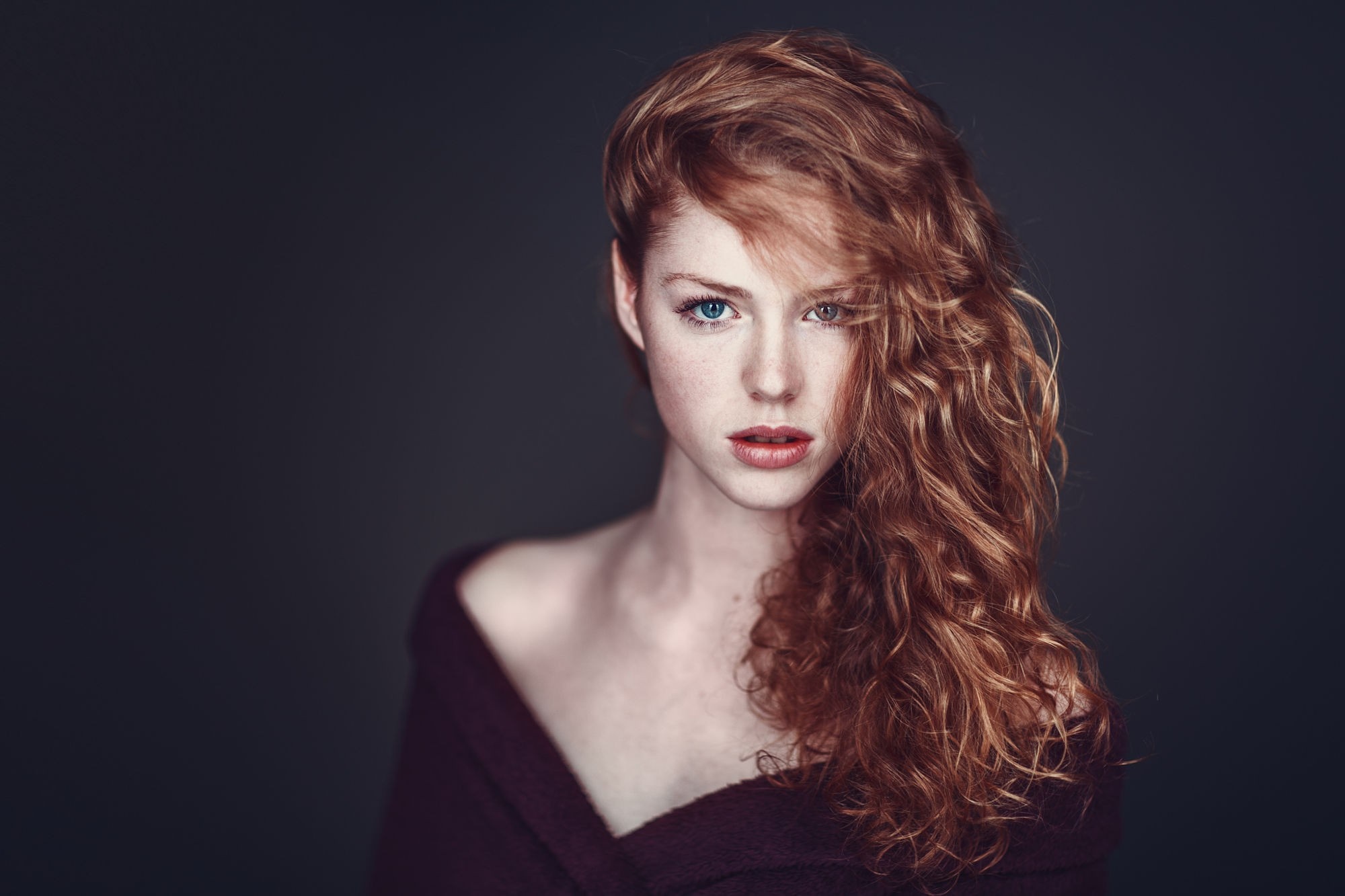 Woman with red wavy hair and heterochromia HD Wallpaper