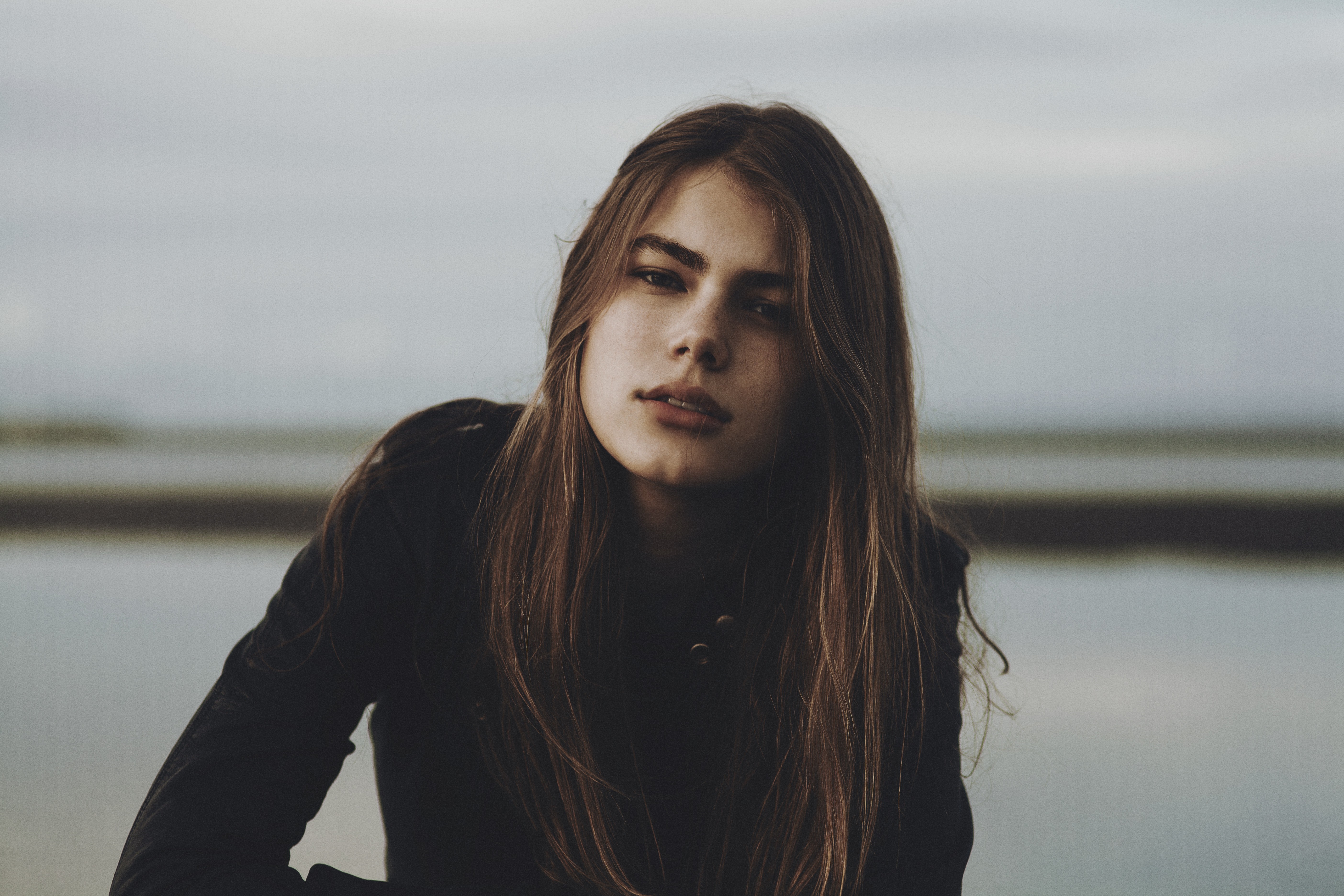 Woman with long brown hair looking at viewer HD Wallpaper